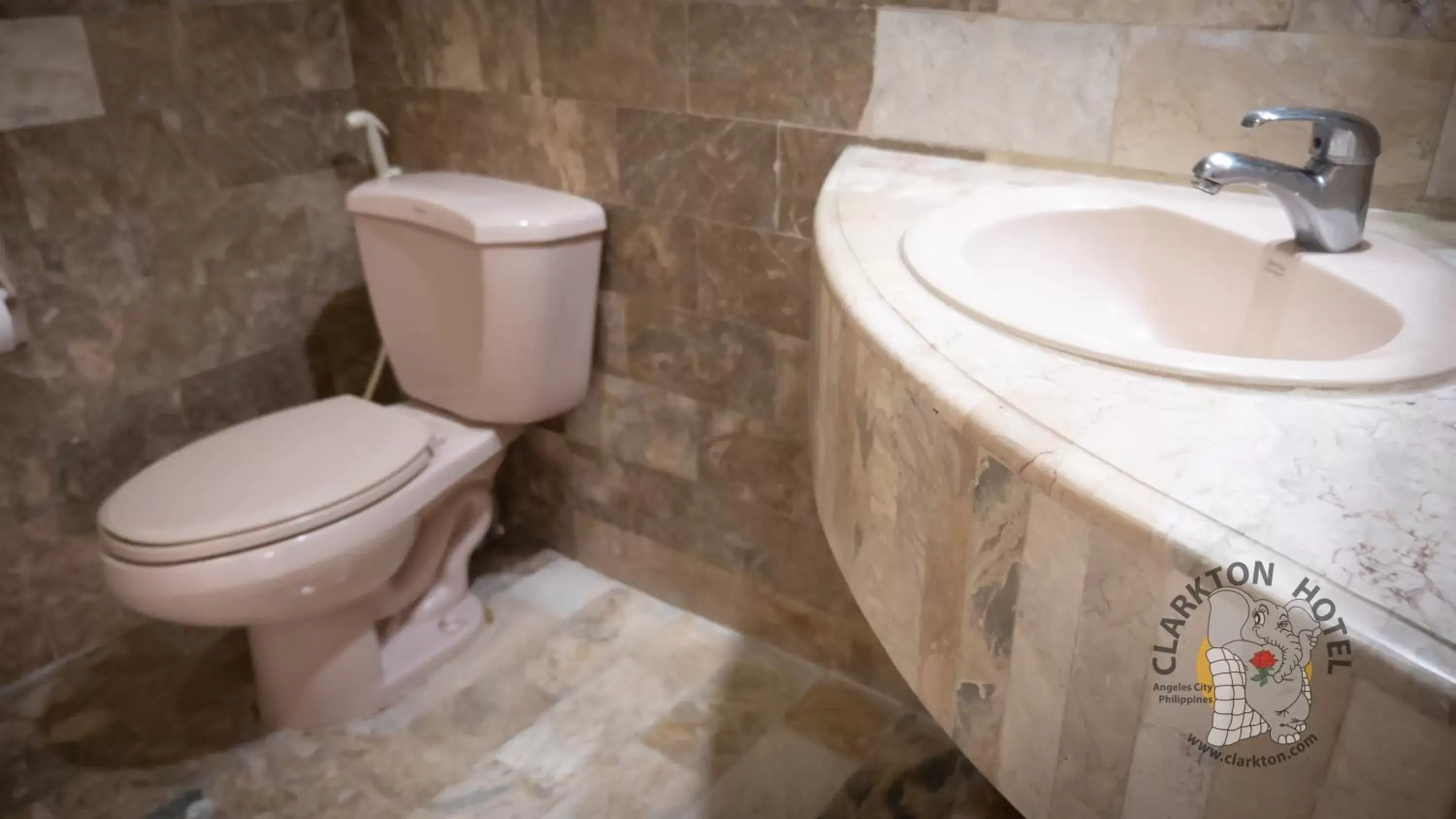 Bathroom in Clarkton Hotel Apartment