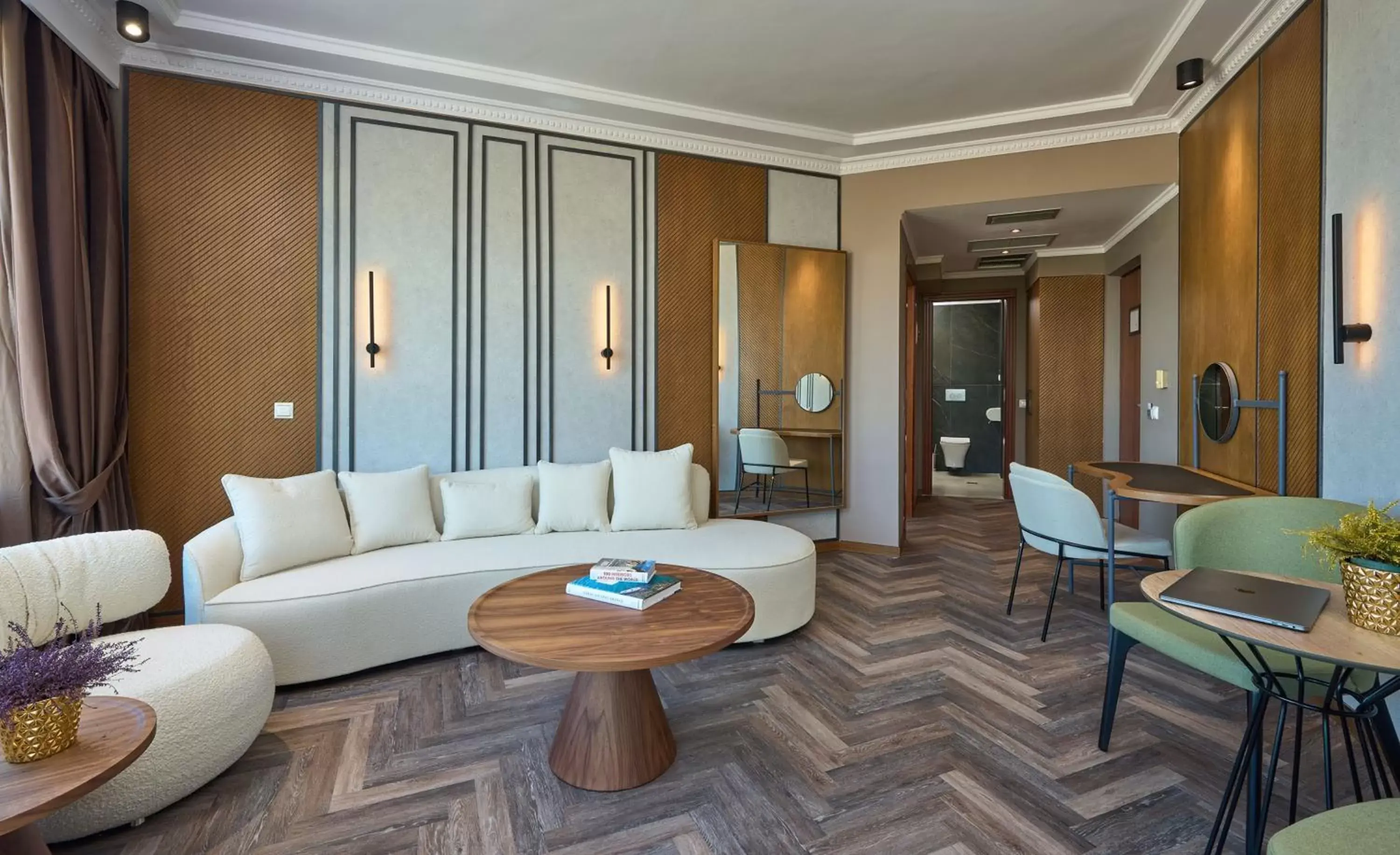 Living room, Seating Area in Royal Hotel Thessaloniki