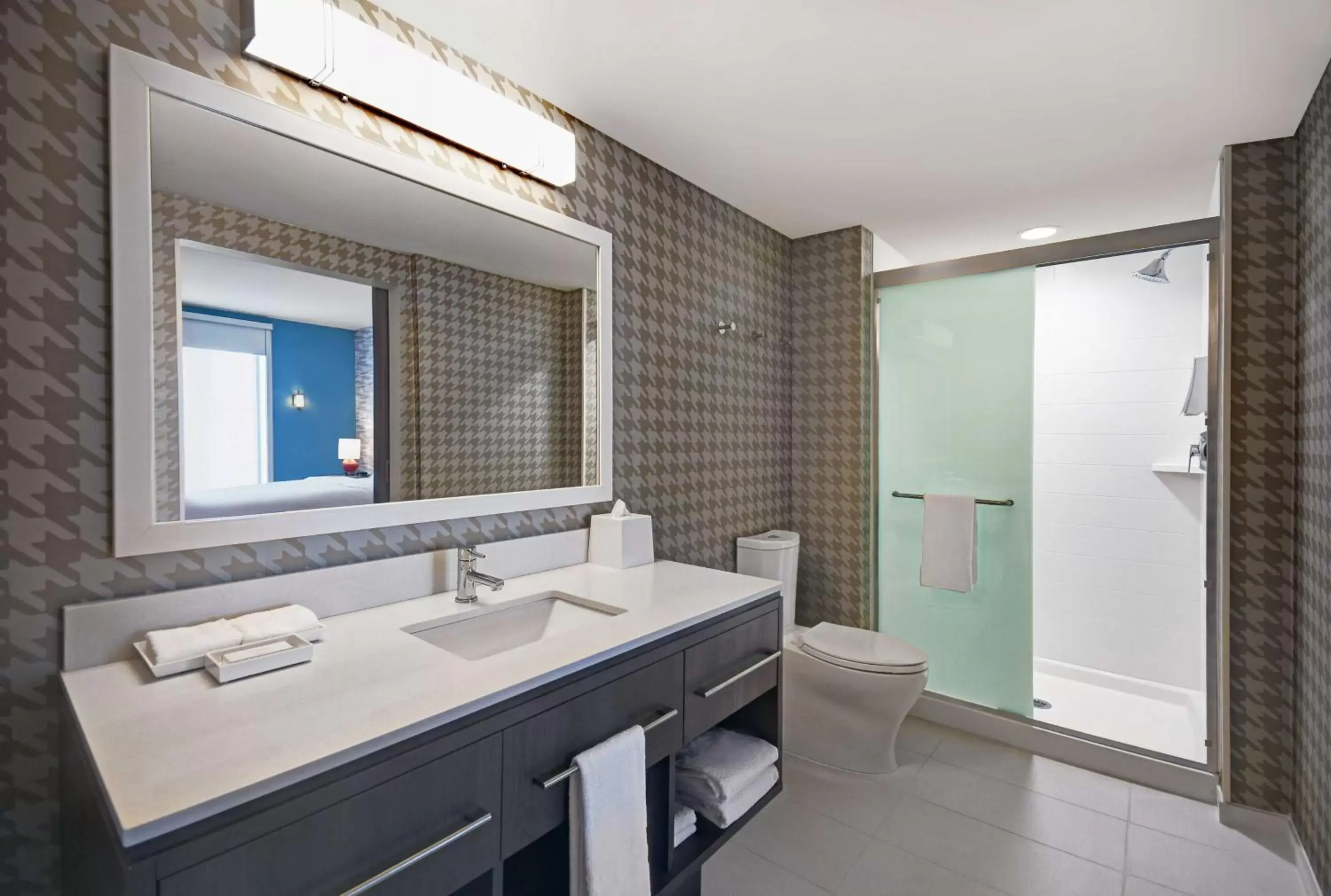 Bathroom in Home2 Suites By Hilton Columbus