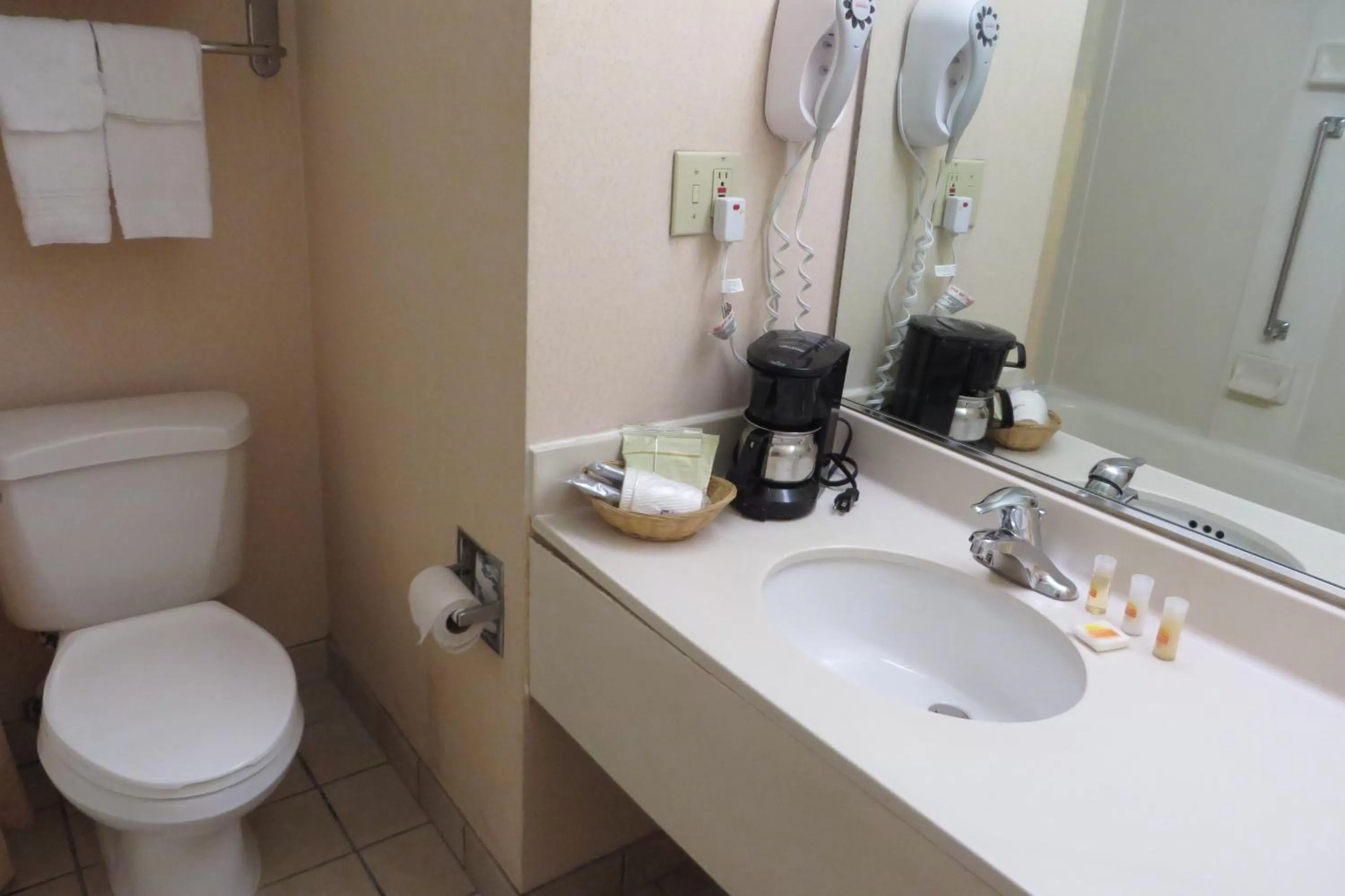 King Suite - Non-Smoking in Days Inn by Wyndham Columbus Airport