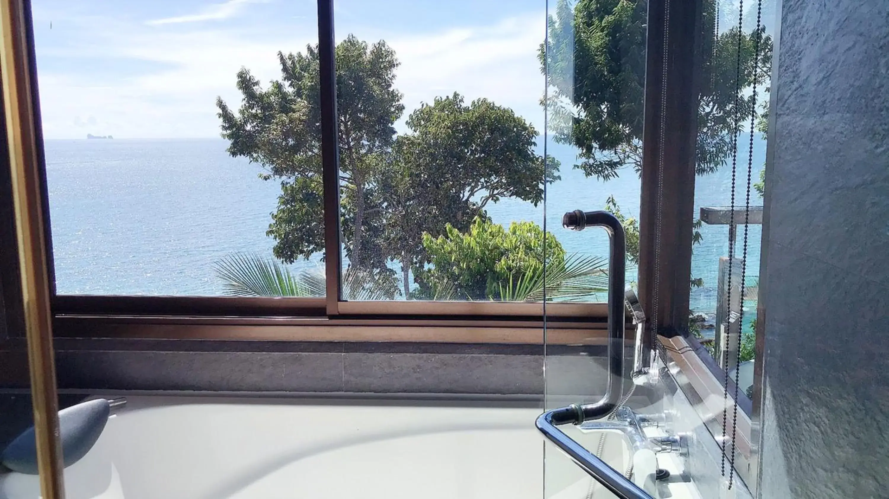 Bath in Cliff Lanta Suite-Koh Lanta Krabi