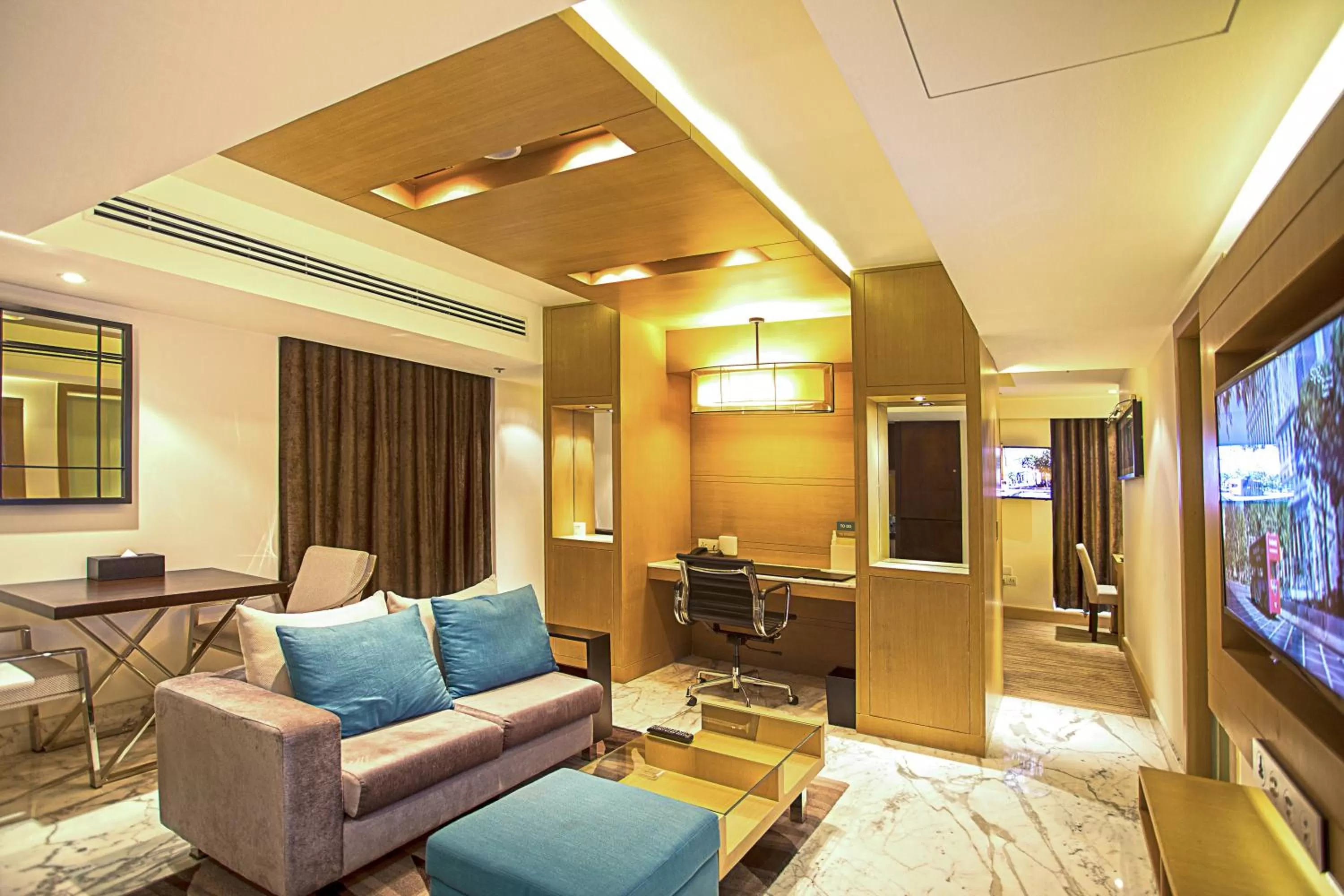 TV and multimedia in Crowne Plaza Dhaka Gulshan by IHG