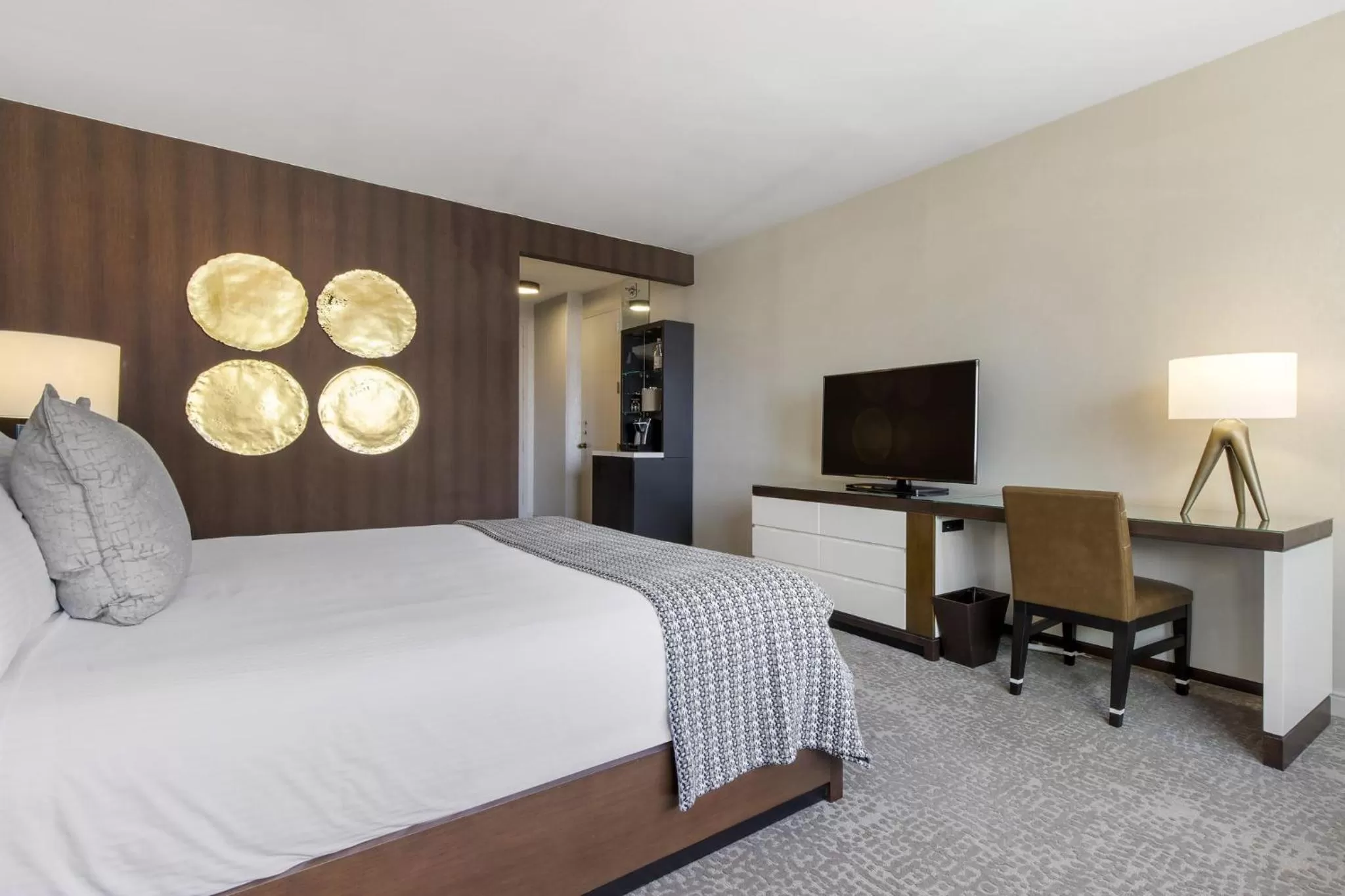 Photo of the whole room, Bed in Omni Charlotte Hotel