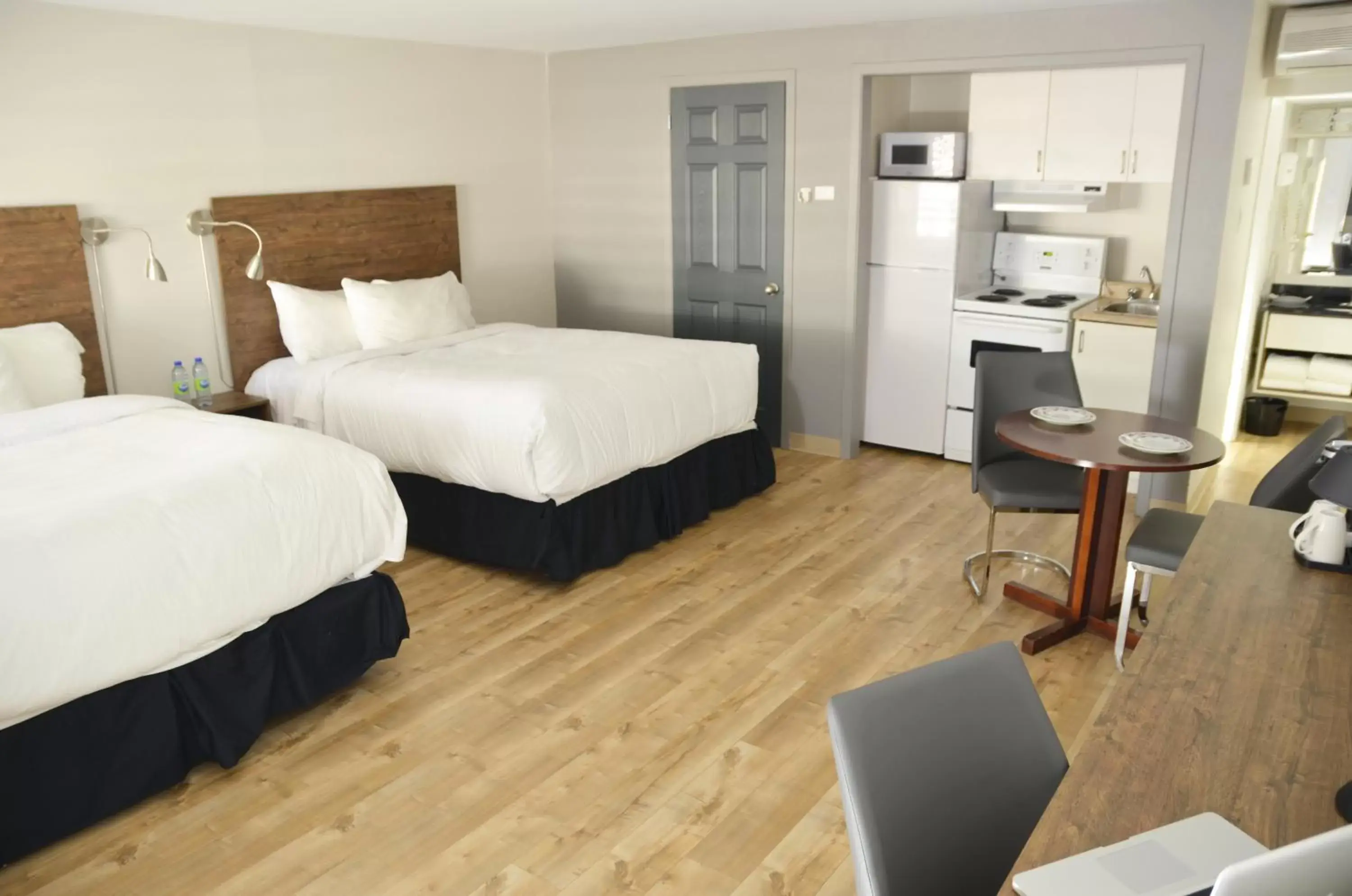 Bed in Dannys Hotel Suites; SureStay Collection by Best Western