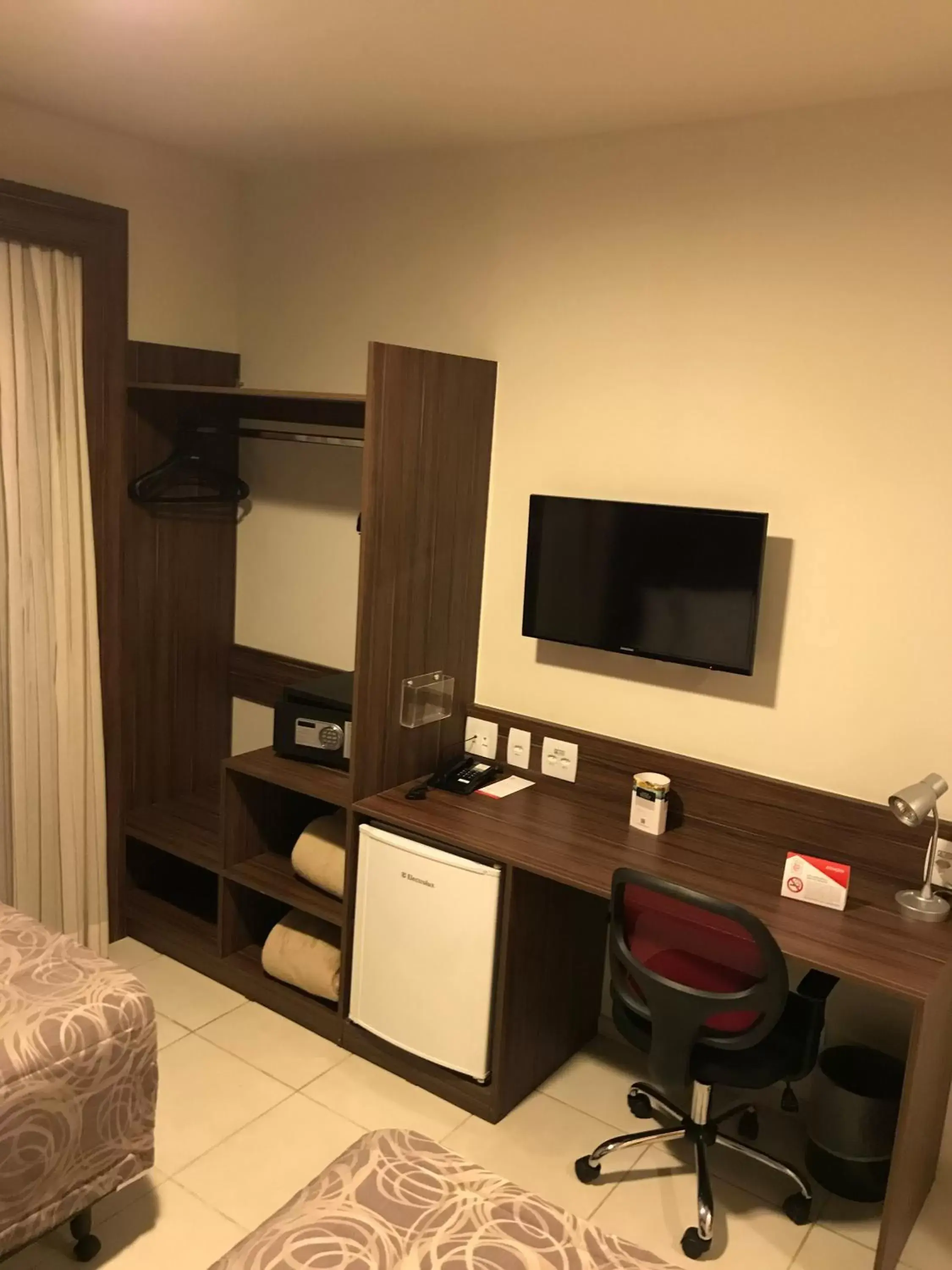 Bedroom, TV/Entertainment Center in Nobile Inn Dutra Rio De Janeiro