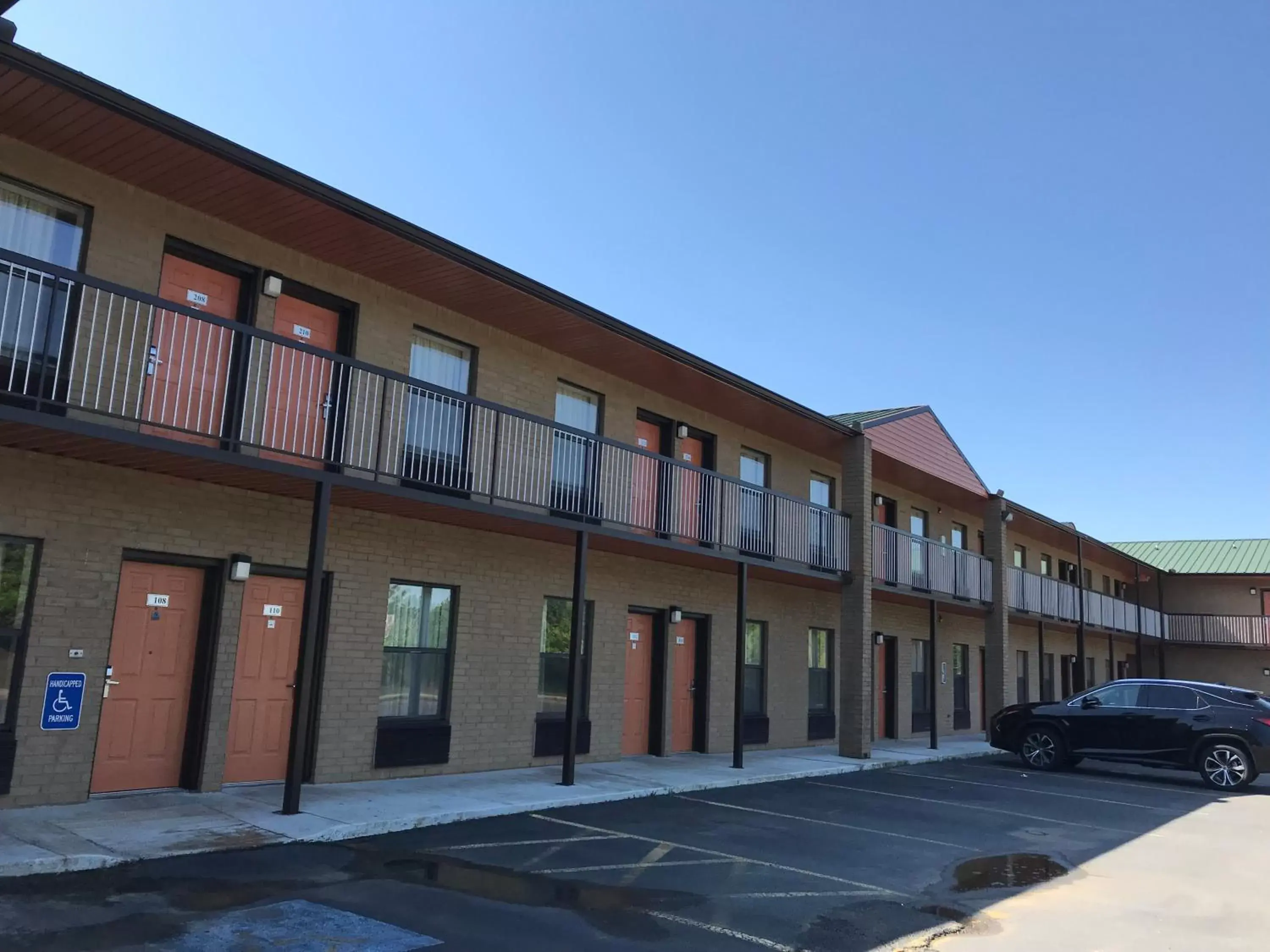 Property Building in Clairmont Inn & Suites - Warren