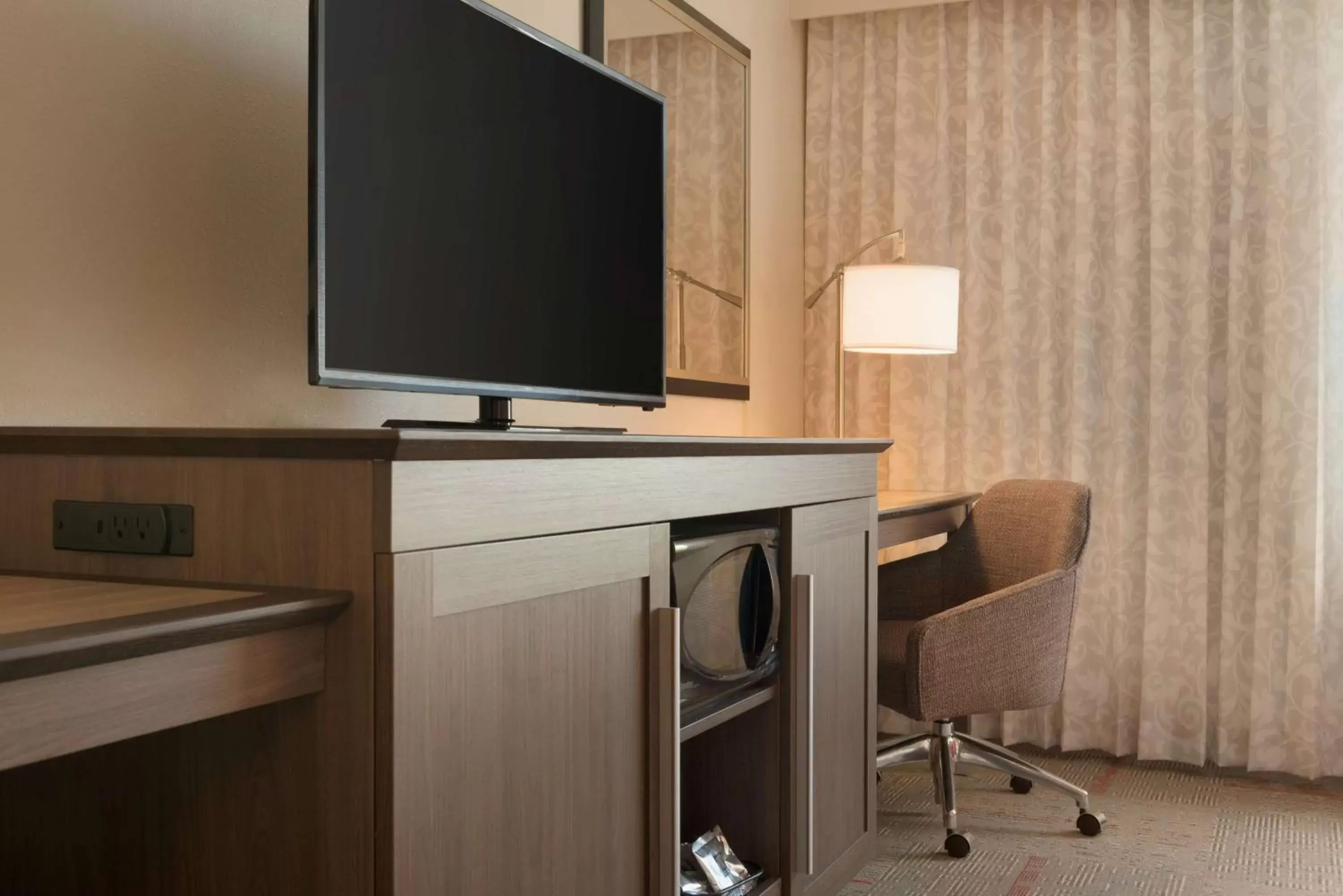 Bed, TV/Entertainment Center in Hampton Inn & Suites Kenosha