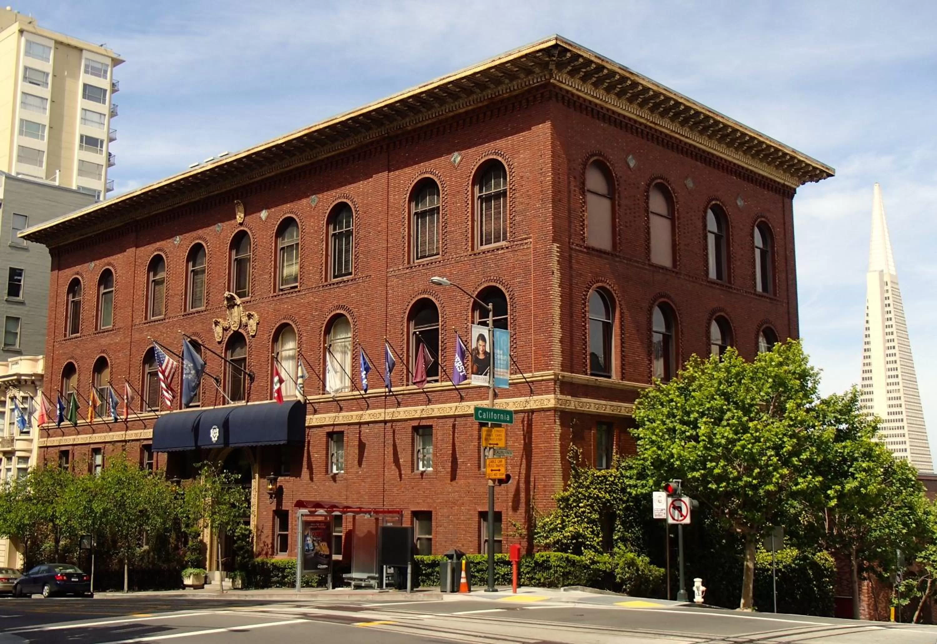Facade/entrance in University Club of San Francisco