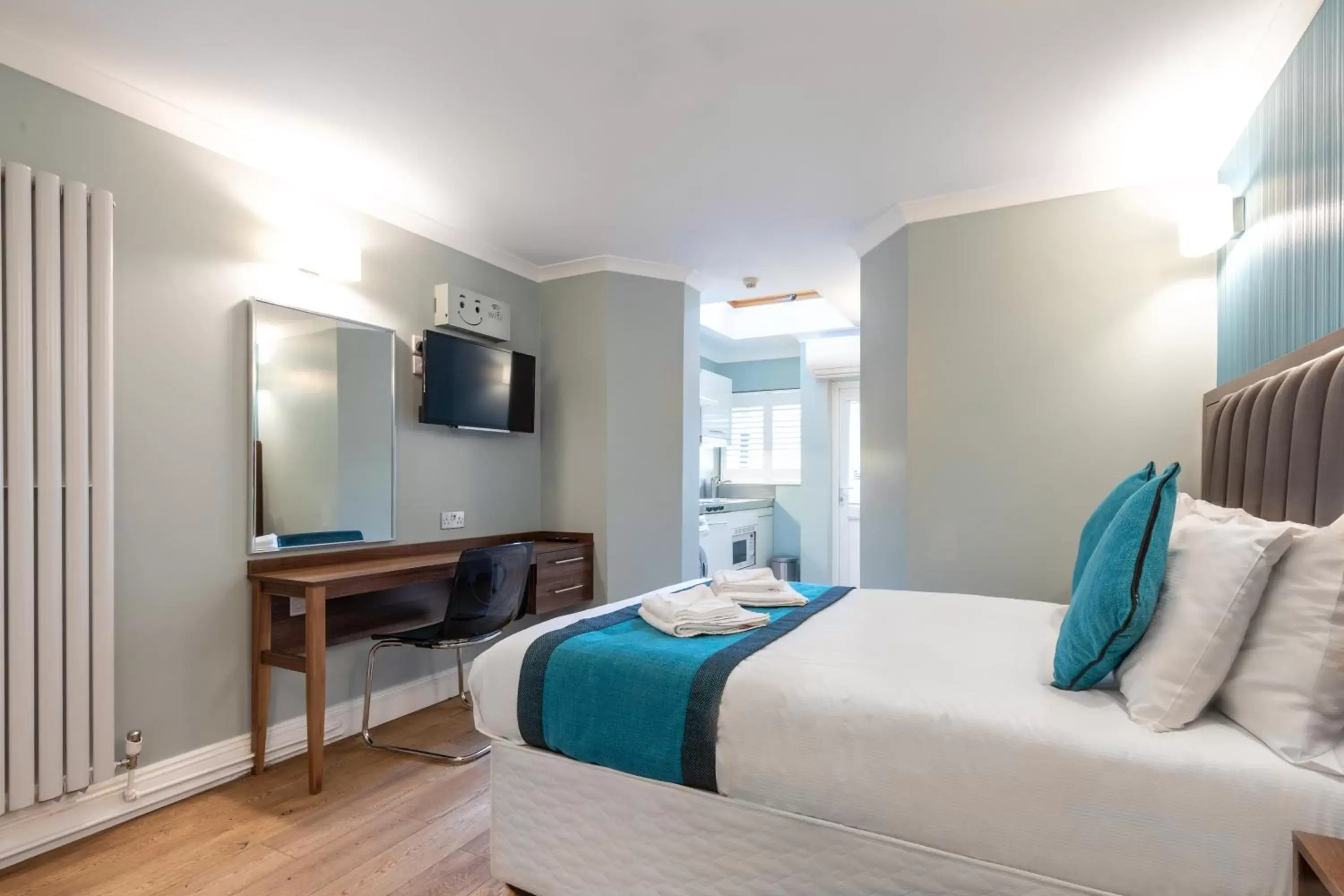 Bed, TV/Entertainment Center in Sidney Hotel London-Victoria