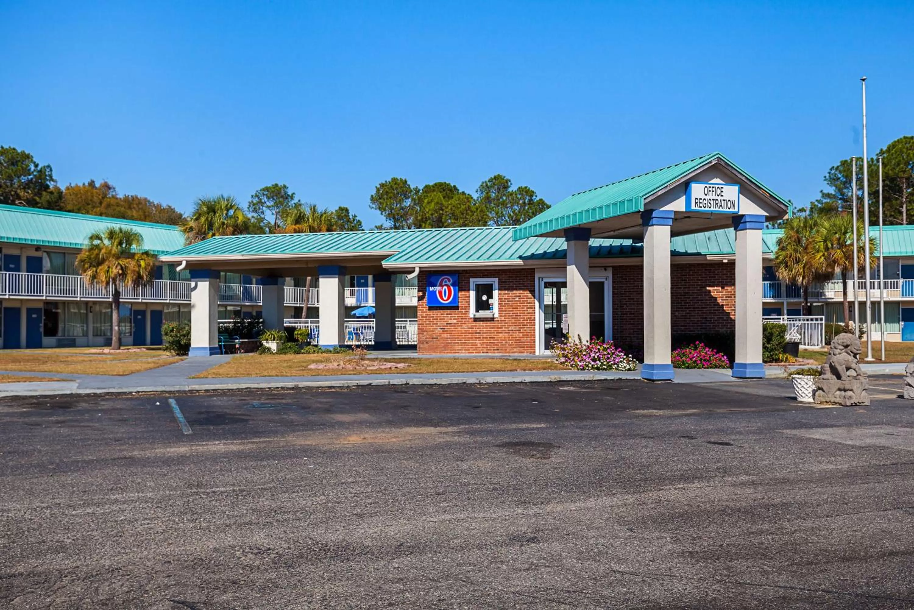 Property building in Motel 6-Tifton, GA