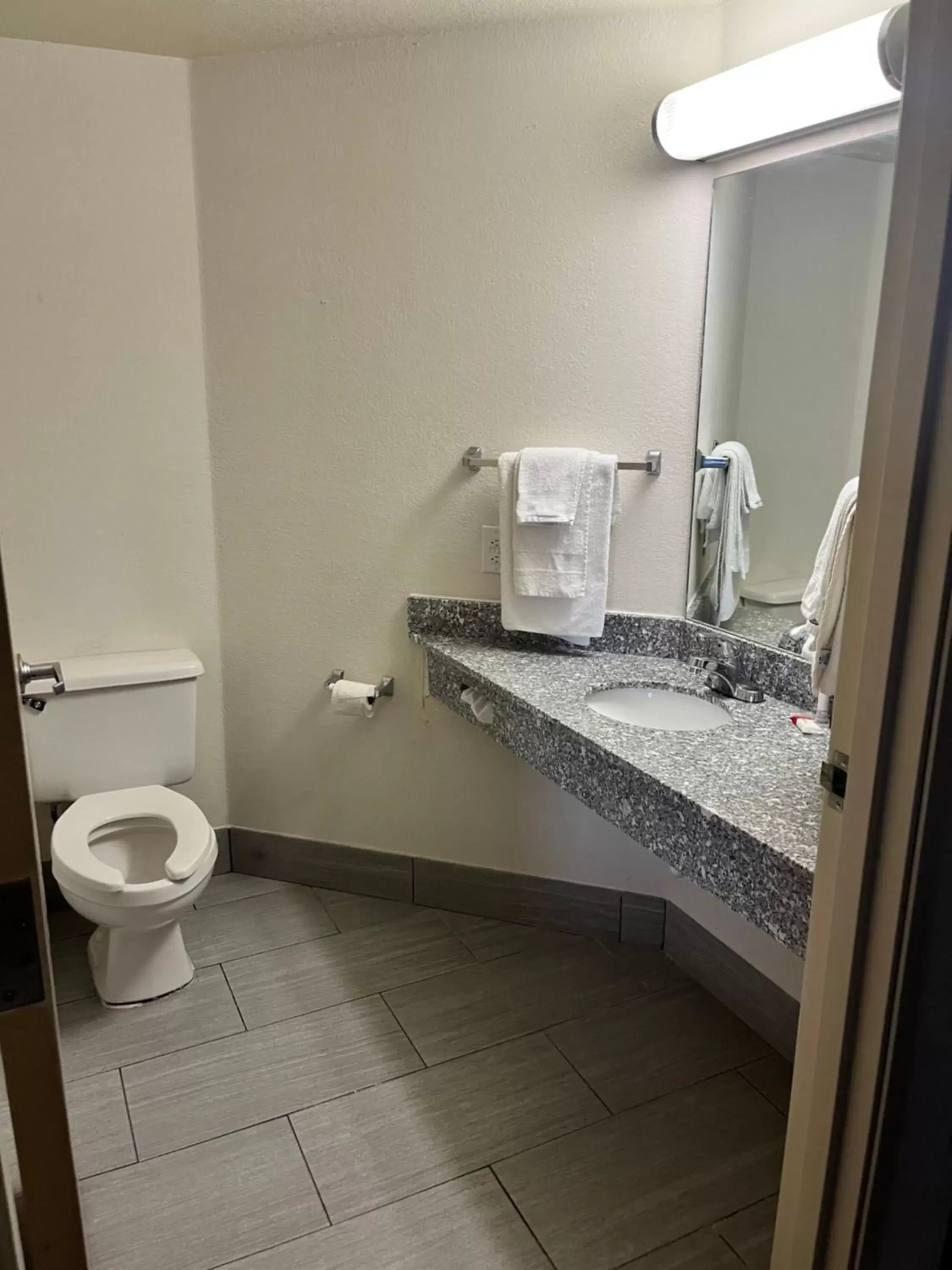 Bathroom in Howard Johnson by Wyndham Clarksville Tennessee