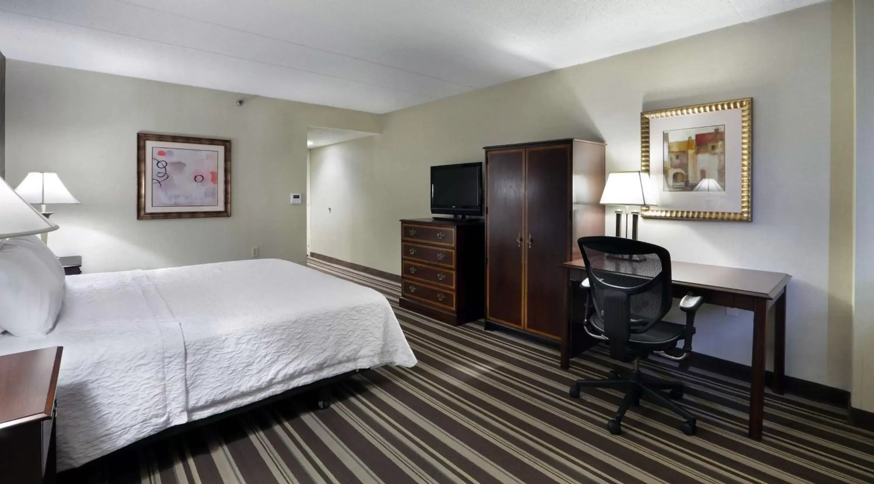 Bedroom, Bed in Hampton Inn Boston-Natick Bedroom, Bed in Hampton Inn Boston-Natick