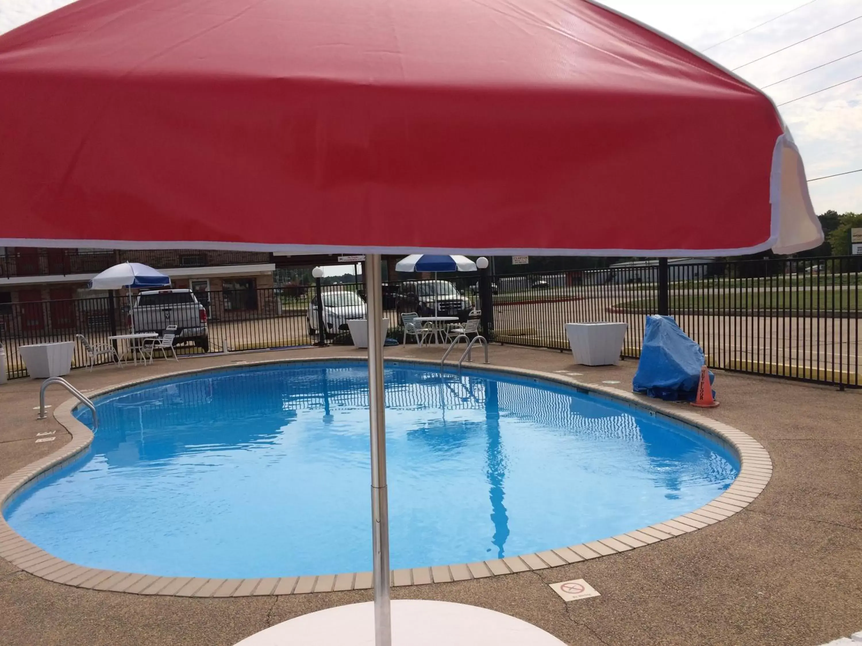 Swimming Pool in Travel Inn & Suites Atlanta Texas