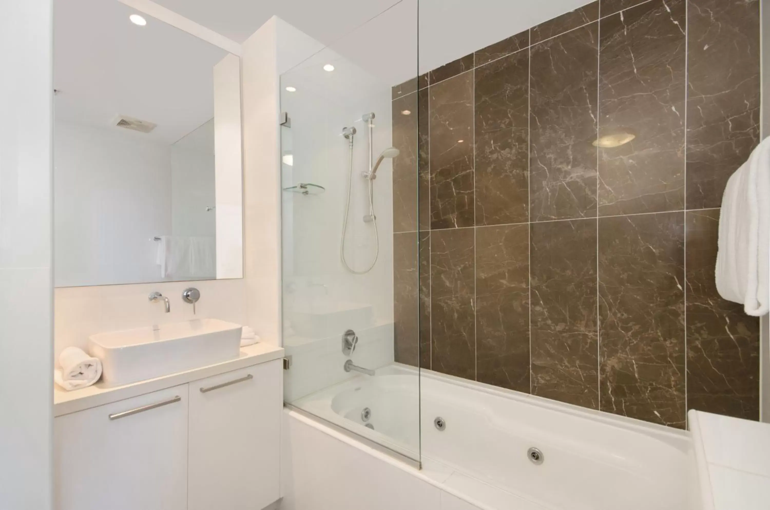 Bathroom in Property Vine - Dalgety Apartments