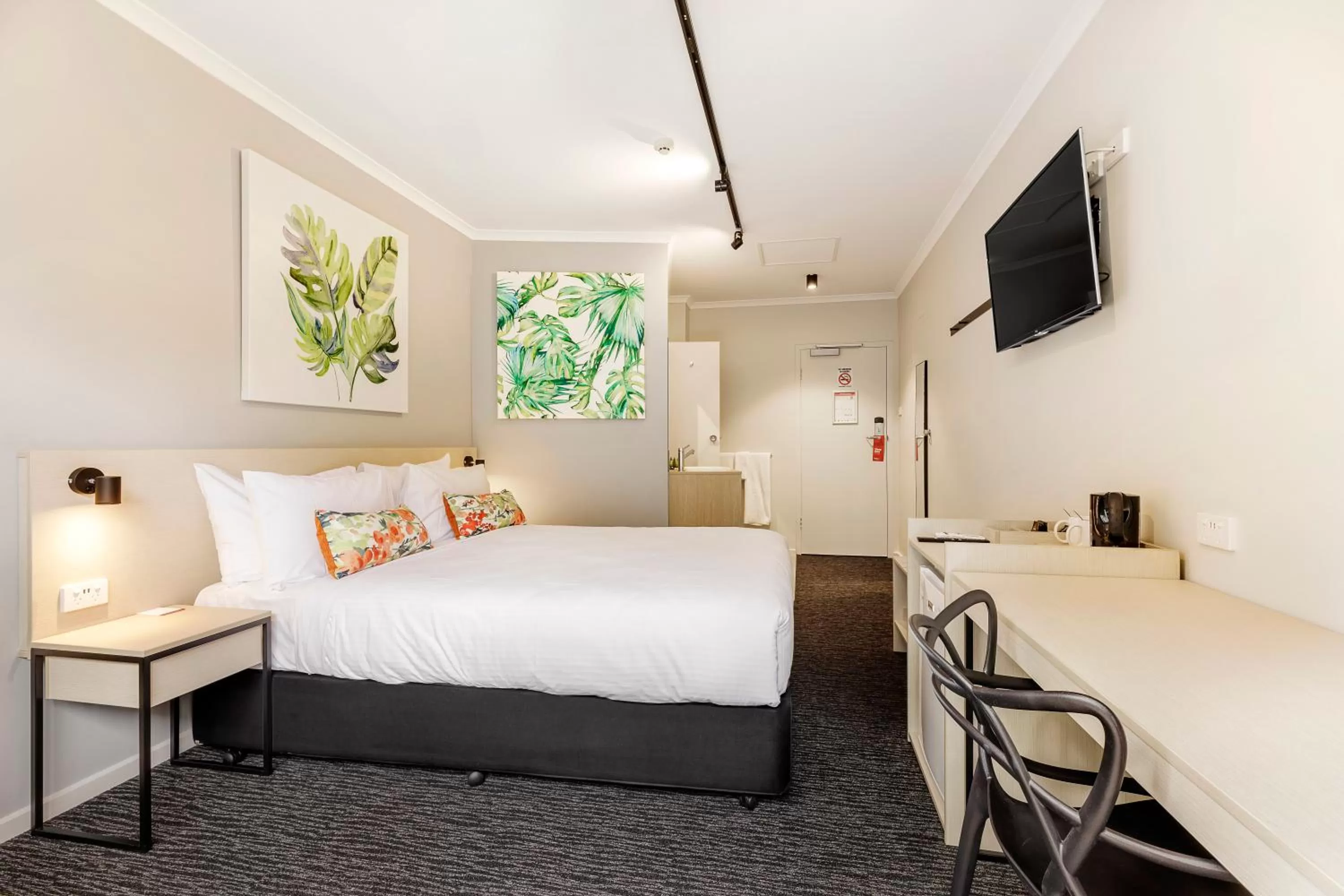 Photo of the whole room, Bed in Nightcap at Findon Hotel