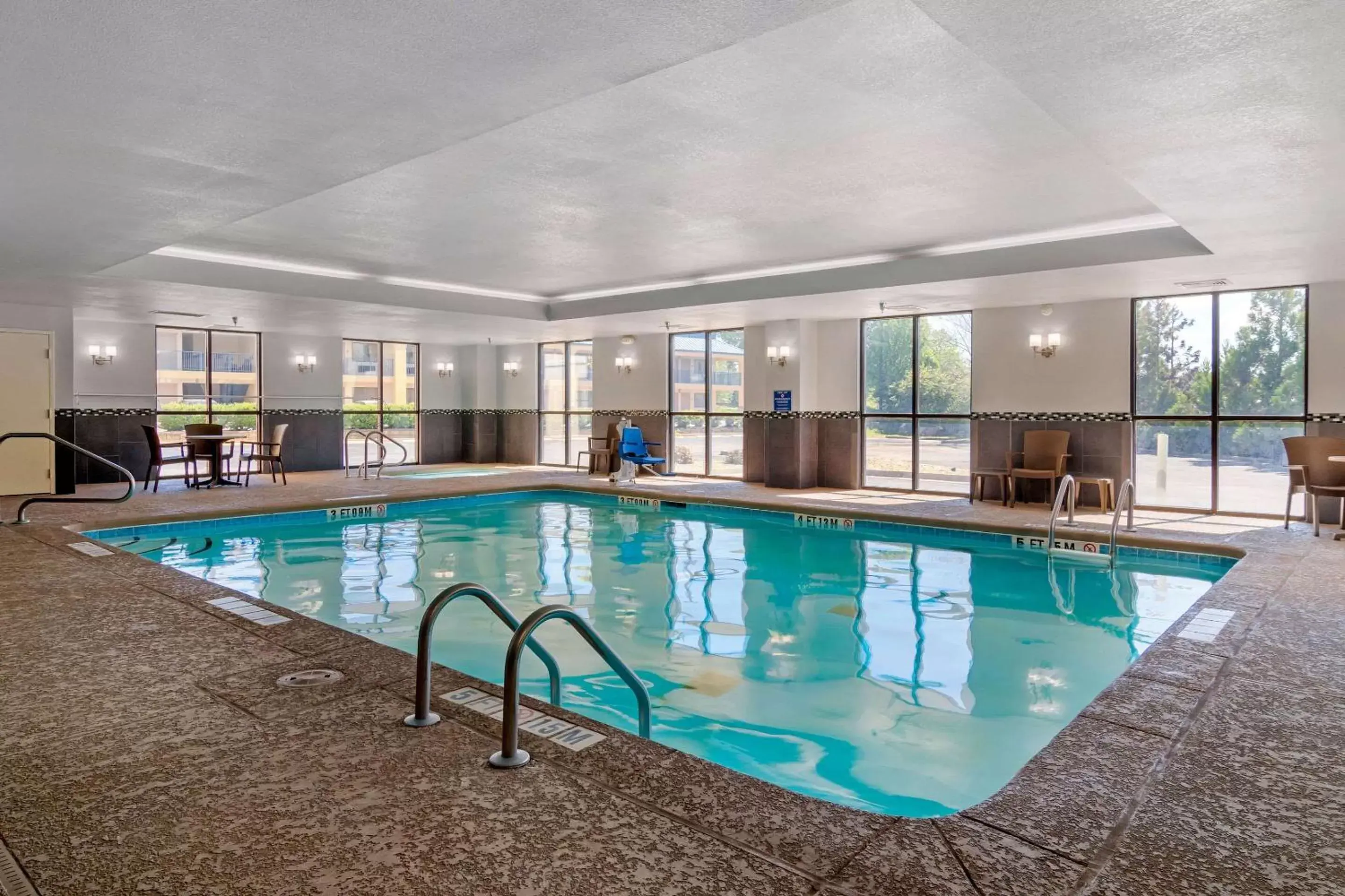 Activities, Swimming Pool in Comfort Suites Byron Warner Robins