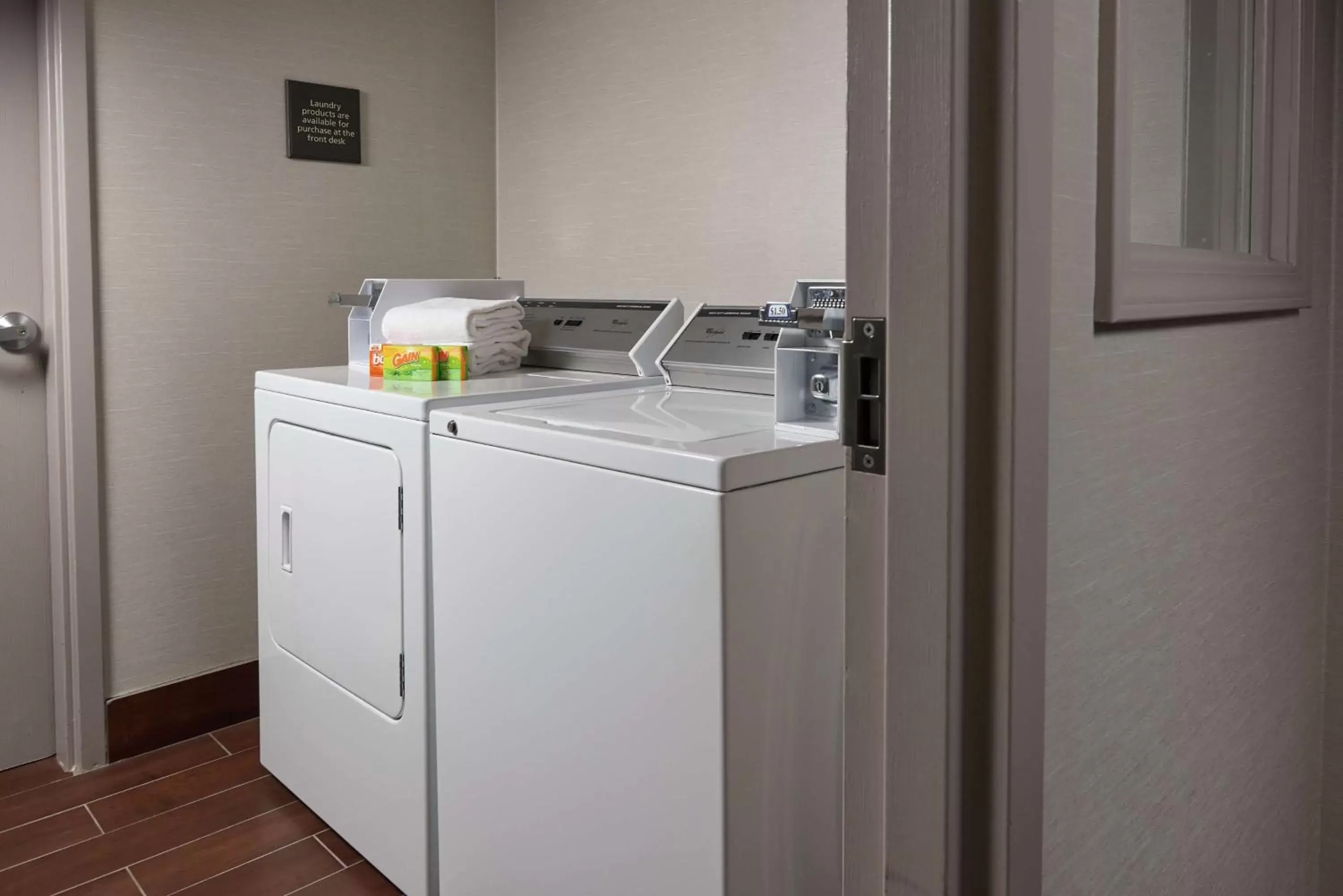 Property building, Kitchen/Kitchenette in Hampton Inn Louisville/I-65/Brooks Road