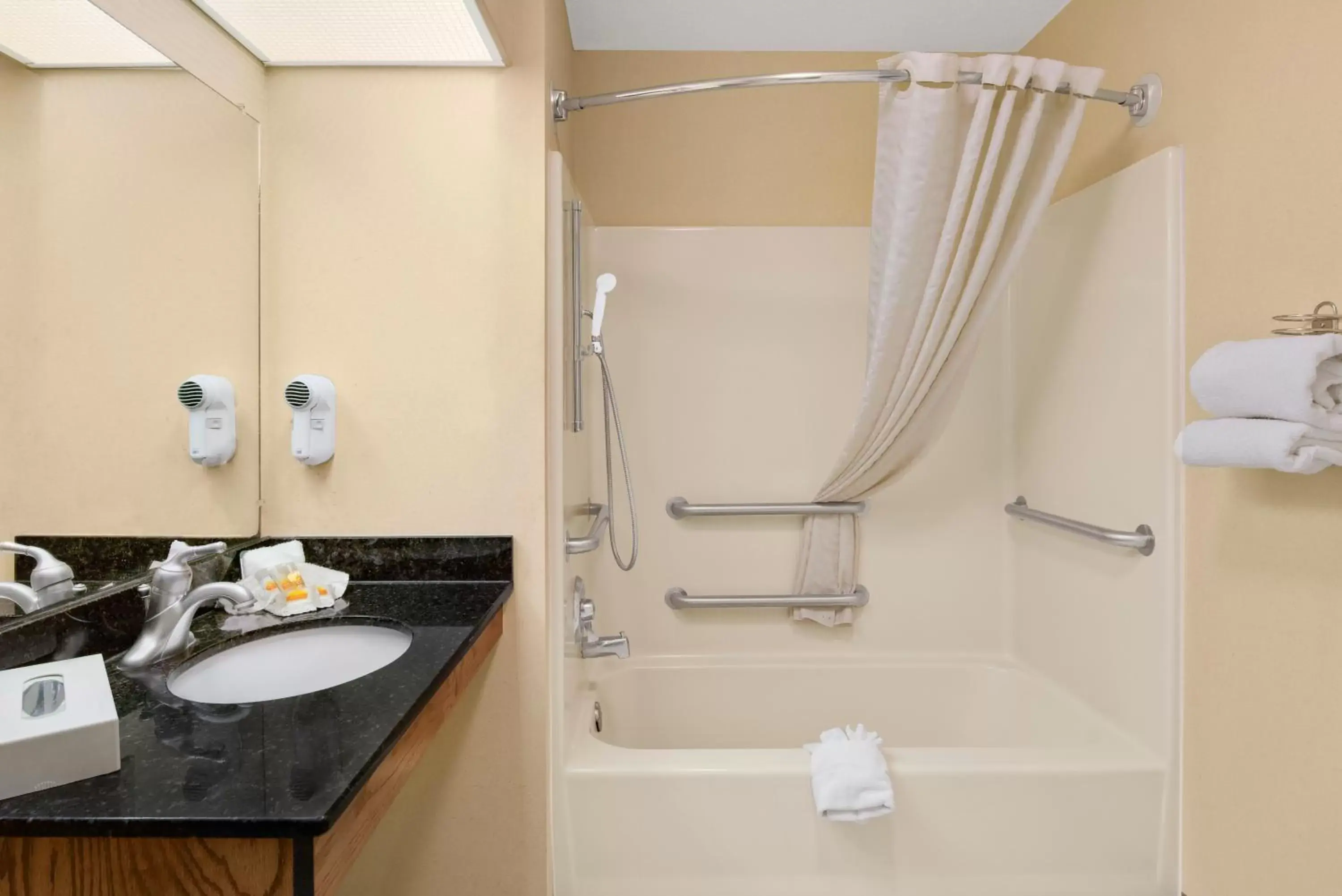 One-Bedroom King Suite - Non-Smoking in Days Inn by Wyndham Americus One-Bedroom King Suite - Non-Smoking in Days Inn by Wyndham Americus