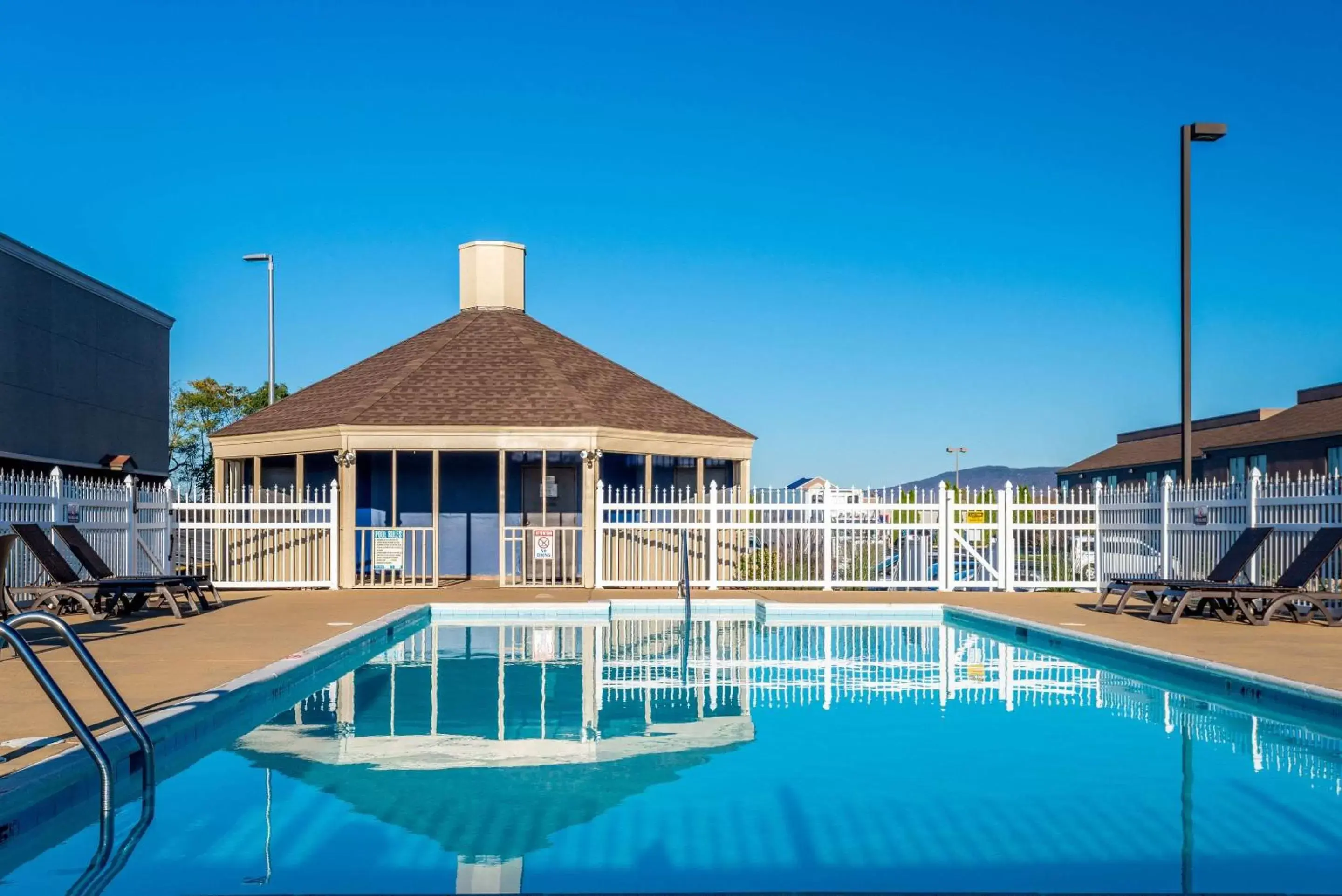 Activities, Swimming Pool in Clarion Pointe Harrisonburg