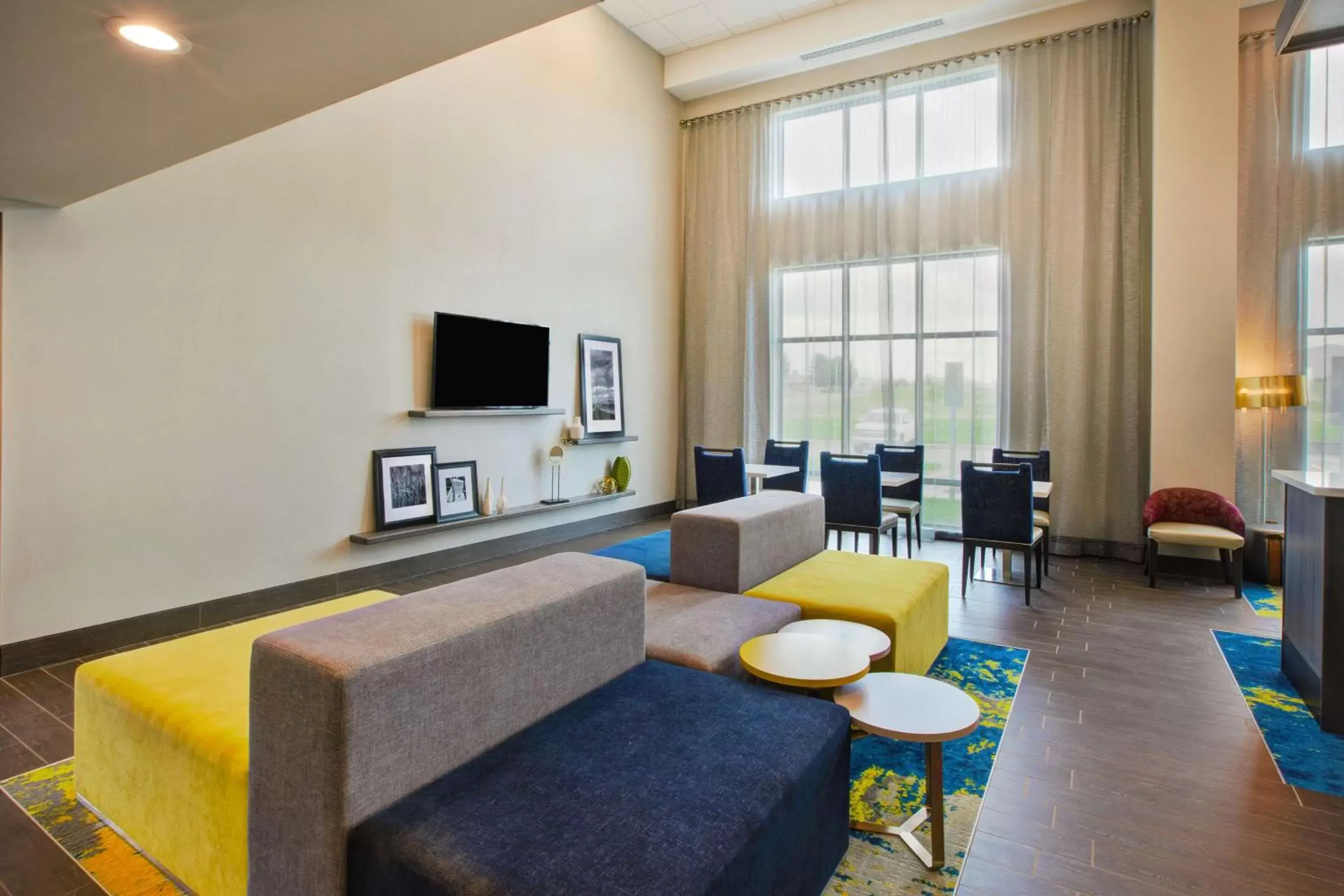 Lobby or reception, Seating Area in Hampton Inn & Suites By Hilton, Southwest Sioux Falls