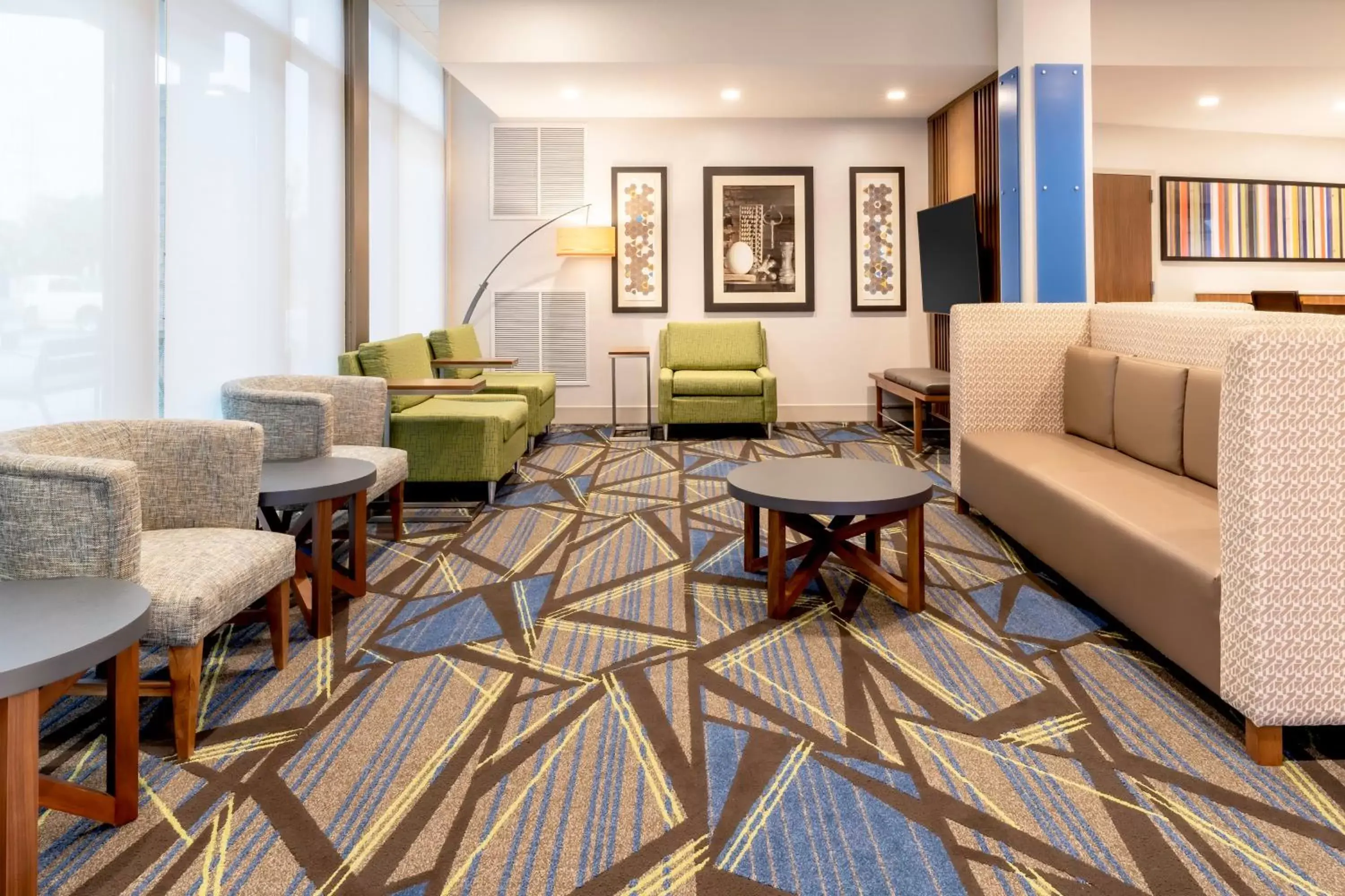 Lobby or reception, Seating Area in Holiday Inn Express & Suites - Milwaukee West Allis, an IHG Hotel