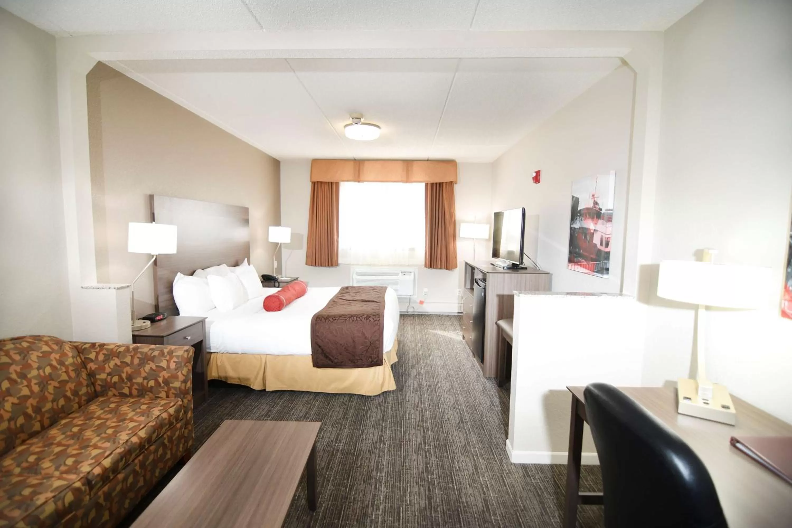 Photo of the whole room, Bed in Best Western Plus Sandusky Hotel & Suites