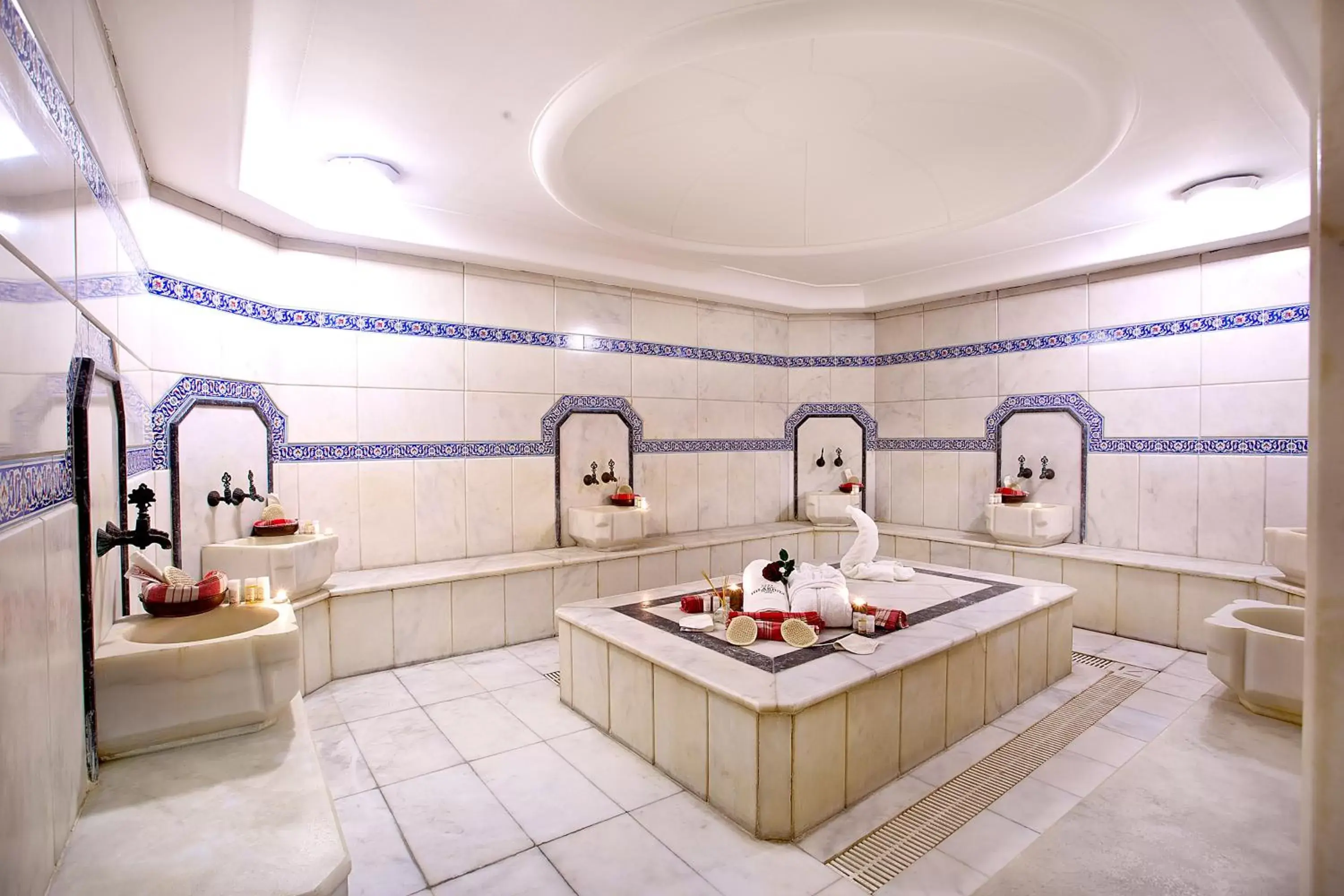 Spa and wellness centre/facilities, Bathroom in Grand Hilarium Hotel