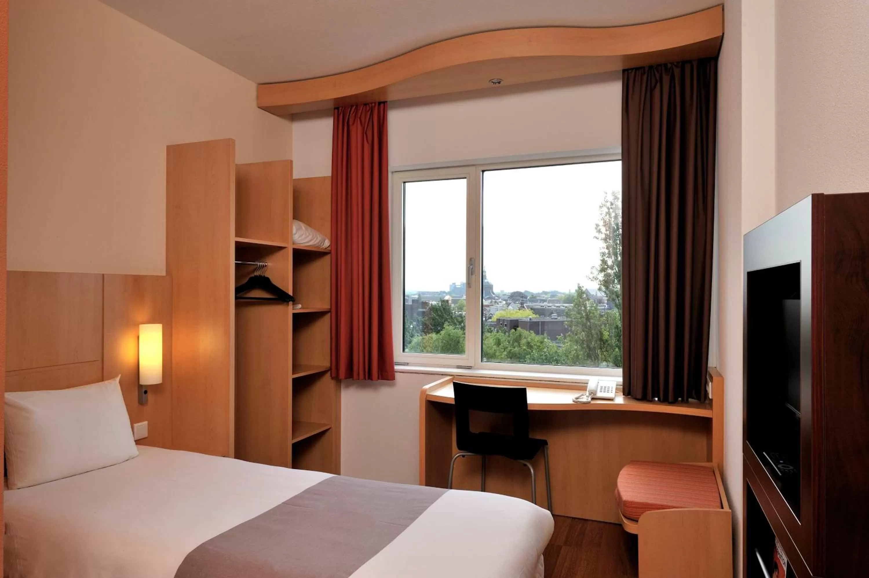 Photo of the whole room, Bed in ibis Leiden Centre