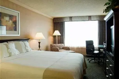 Bed in Holiday Inn Diamond Bar - Pomona, an IHG Hotel