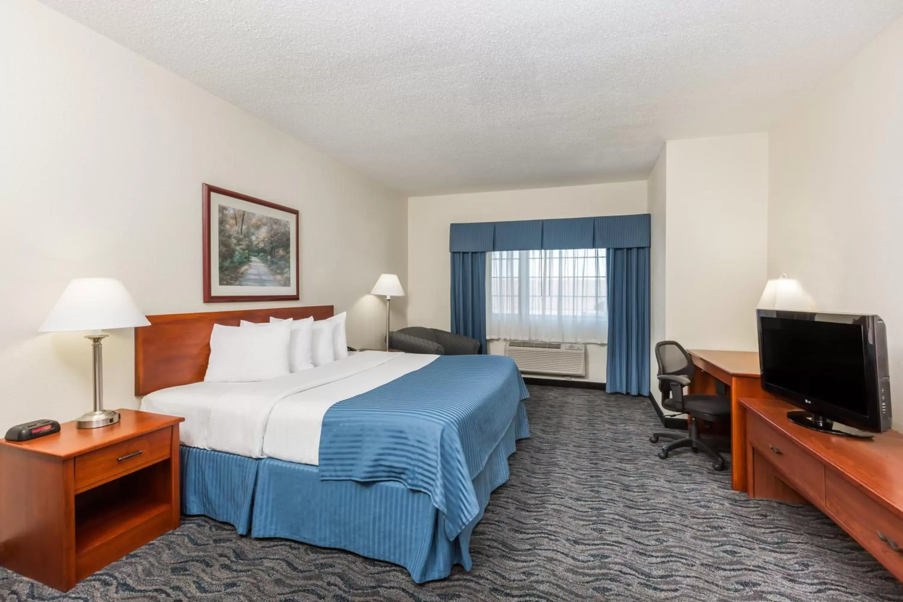 King Suite - Disability Access/Non-Smoking in Baymont by Wyndham Des Moines Airport