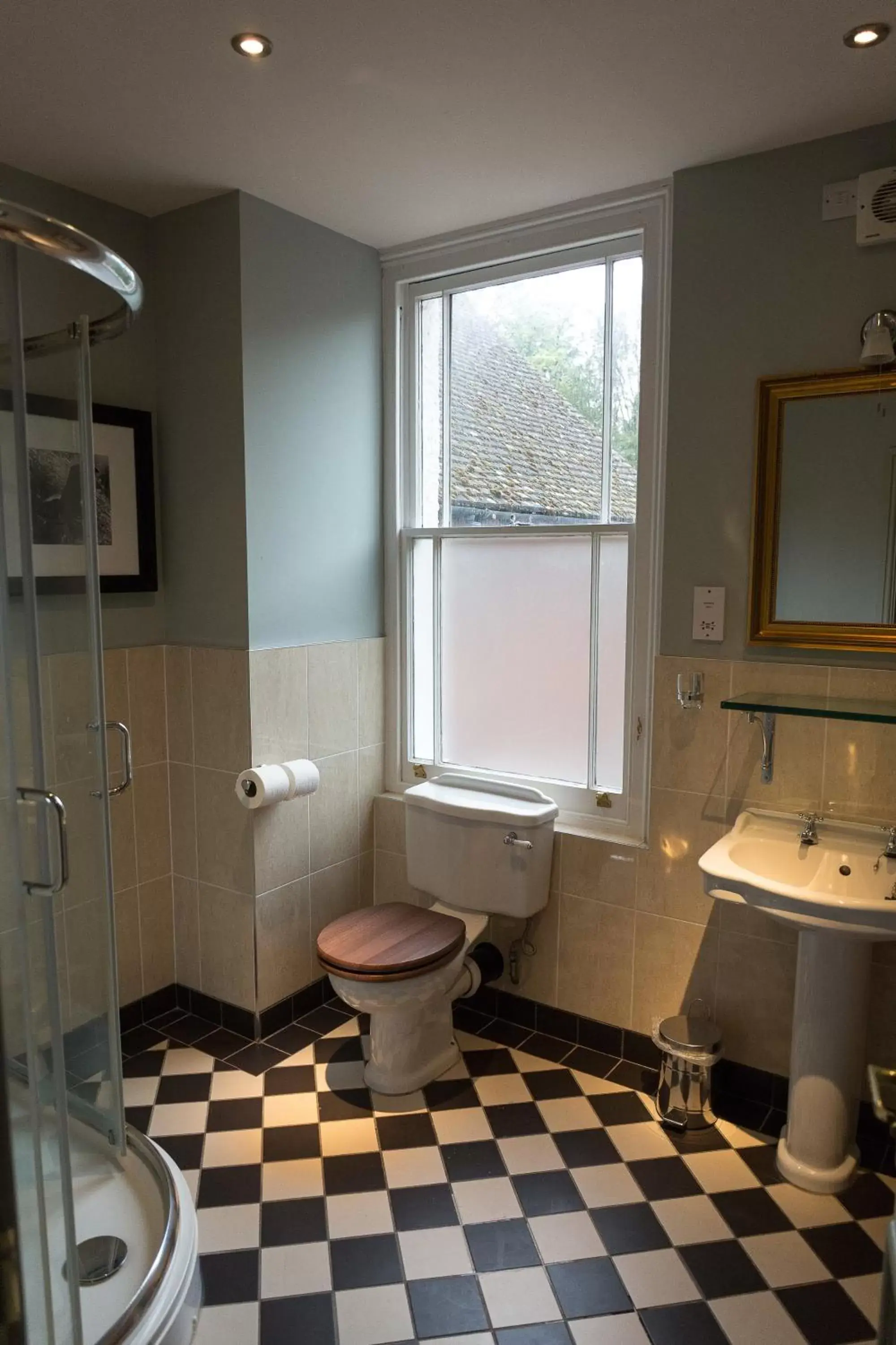 Bathroom in The Dundas Arms