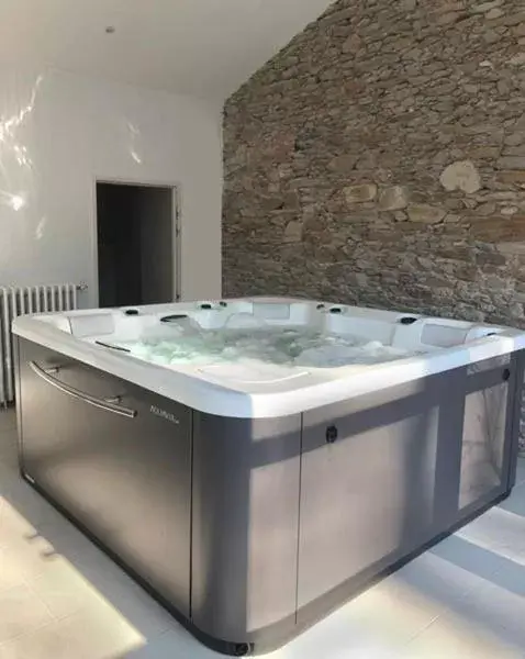 Hot Tub in Domaine de La Mazure