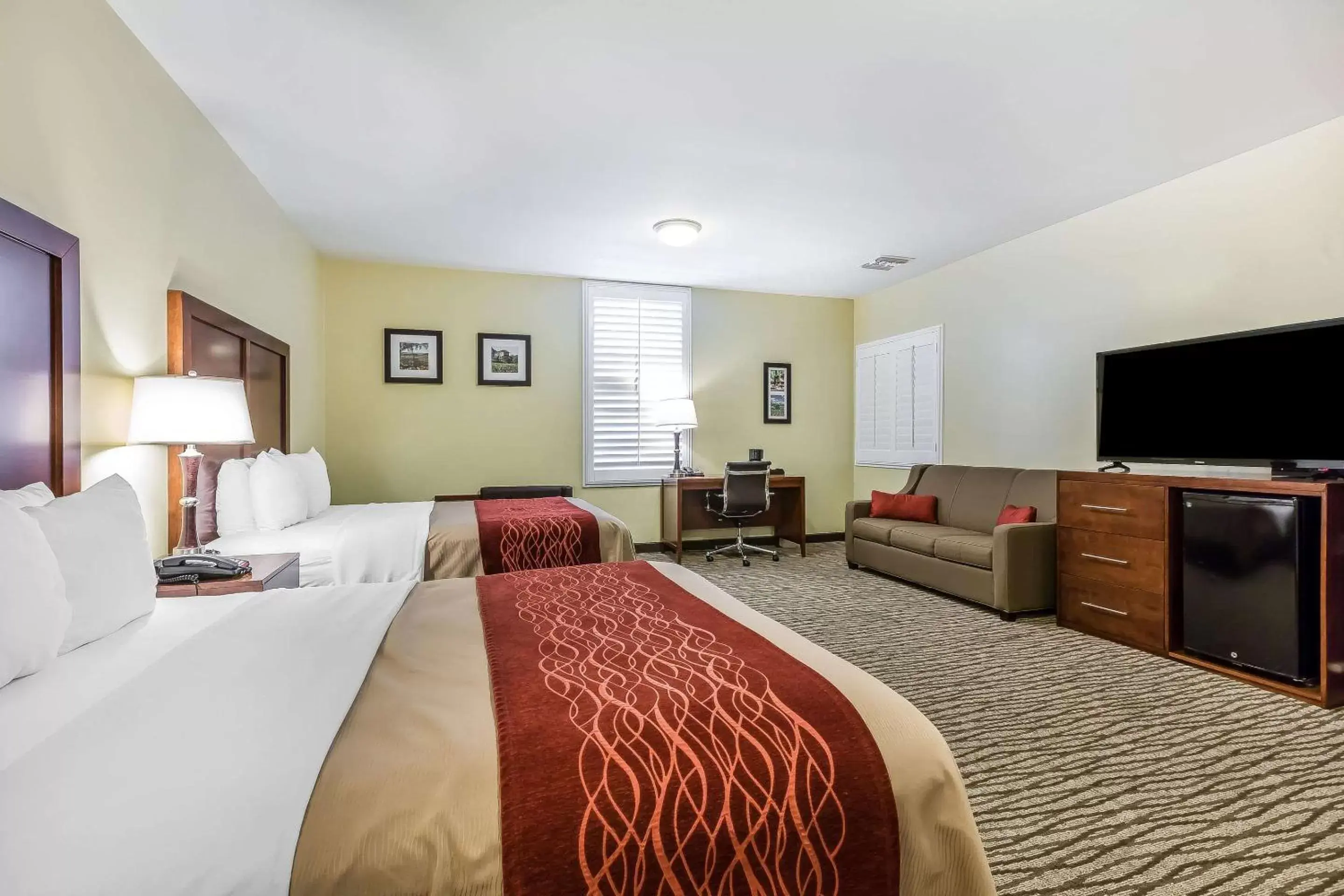 Photo of the whole room, Bed in Comfort Inn Pomona Near FairPlex