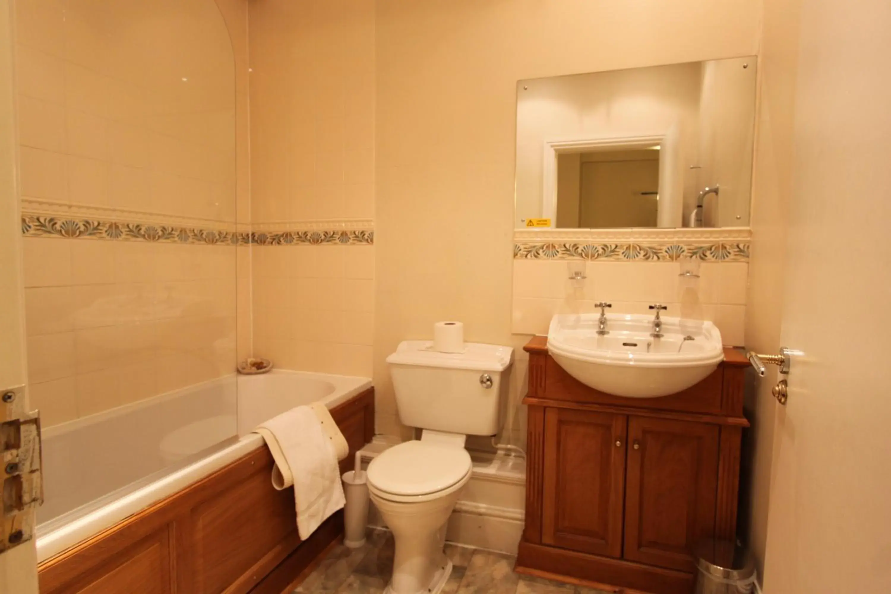 Bathroom in Queens Court Hotel