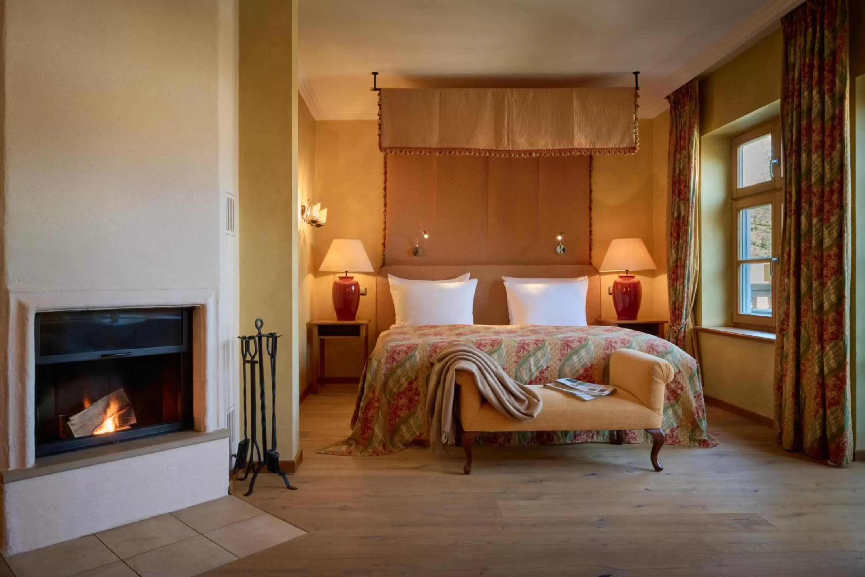 Bed in Brauereigasthof-Hotel Aying