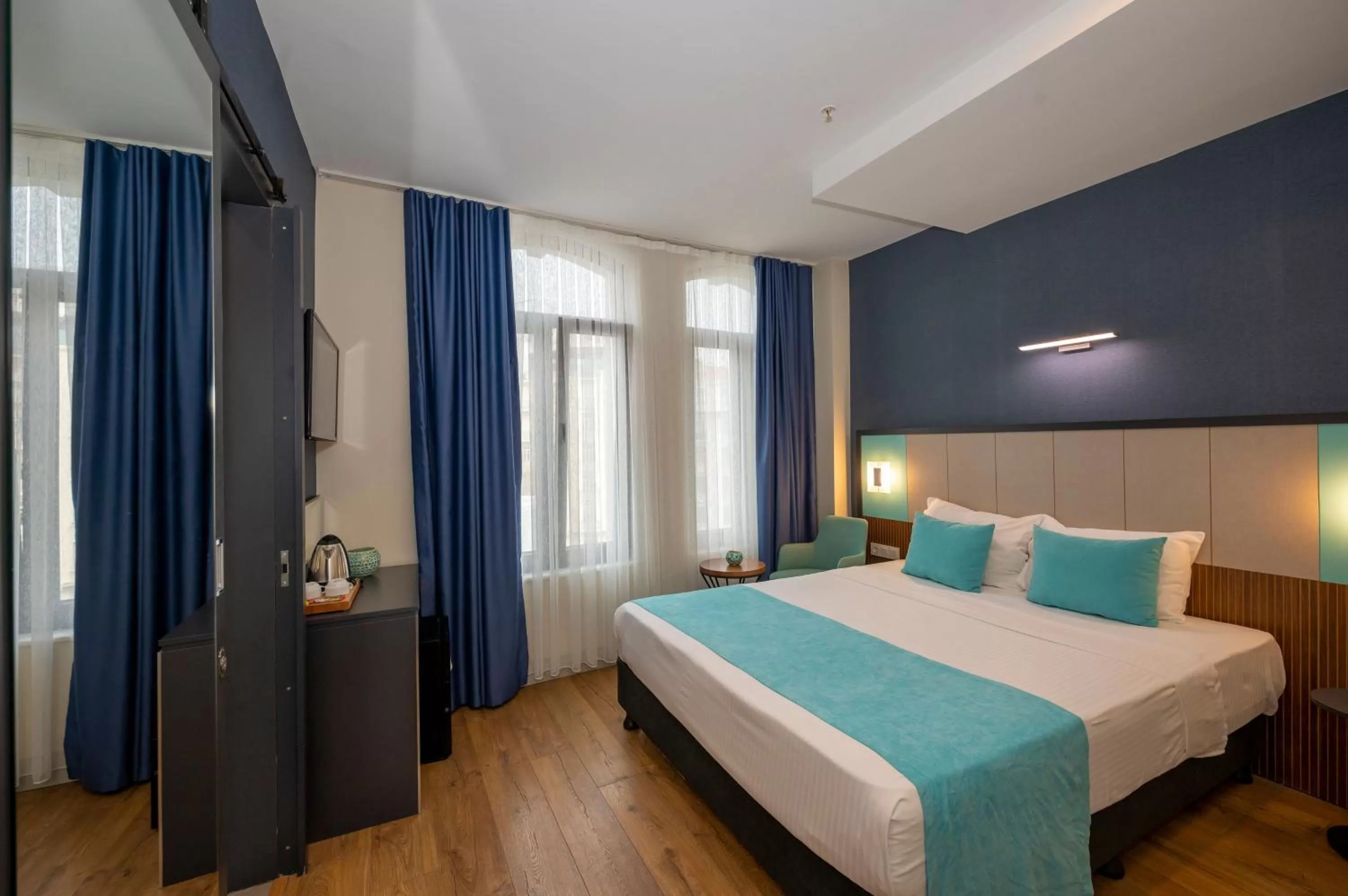 Photo of the whole room, Bed in Juno Hotel Taksim