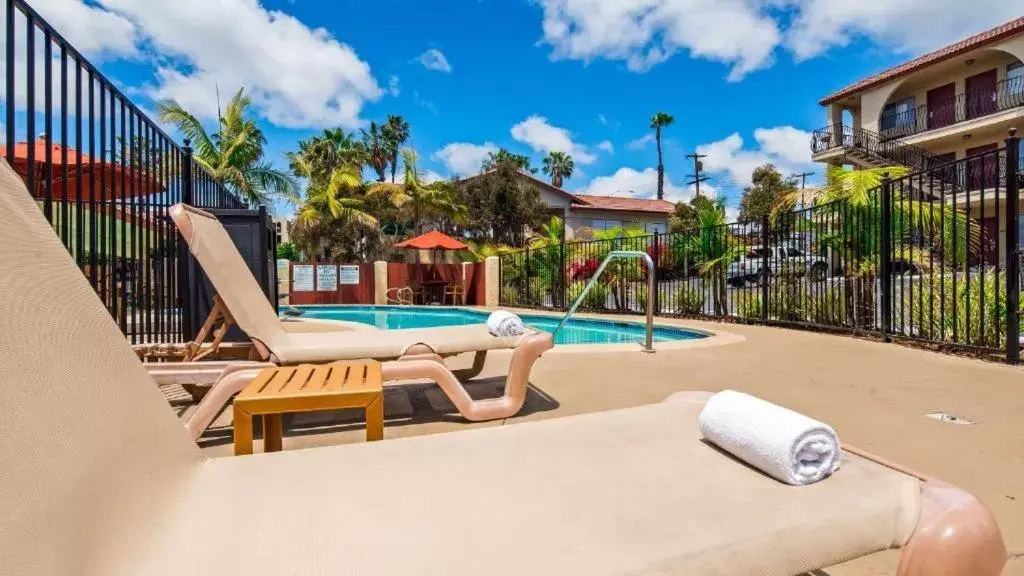 Swimming pool in Mission Bay Inn San Diego Swimming pool in Mission Bay Inn San Diego