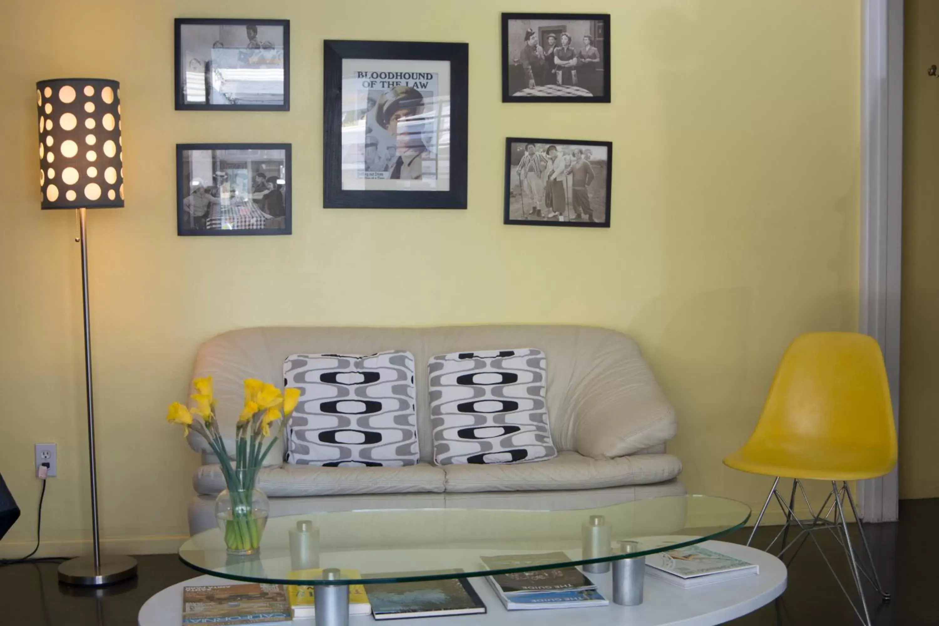 Seating Area in Palm Springs Rendezvous