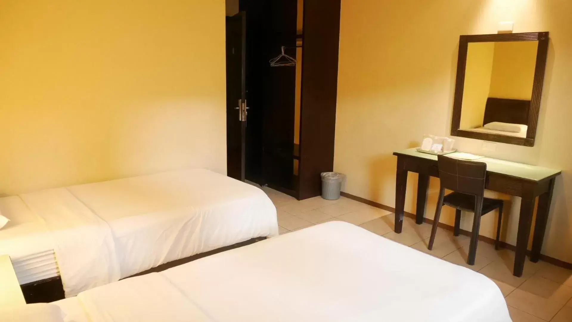 Bed in Circle Inn Hotel and Suites Bacolod