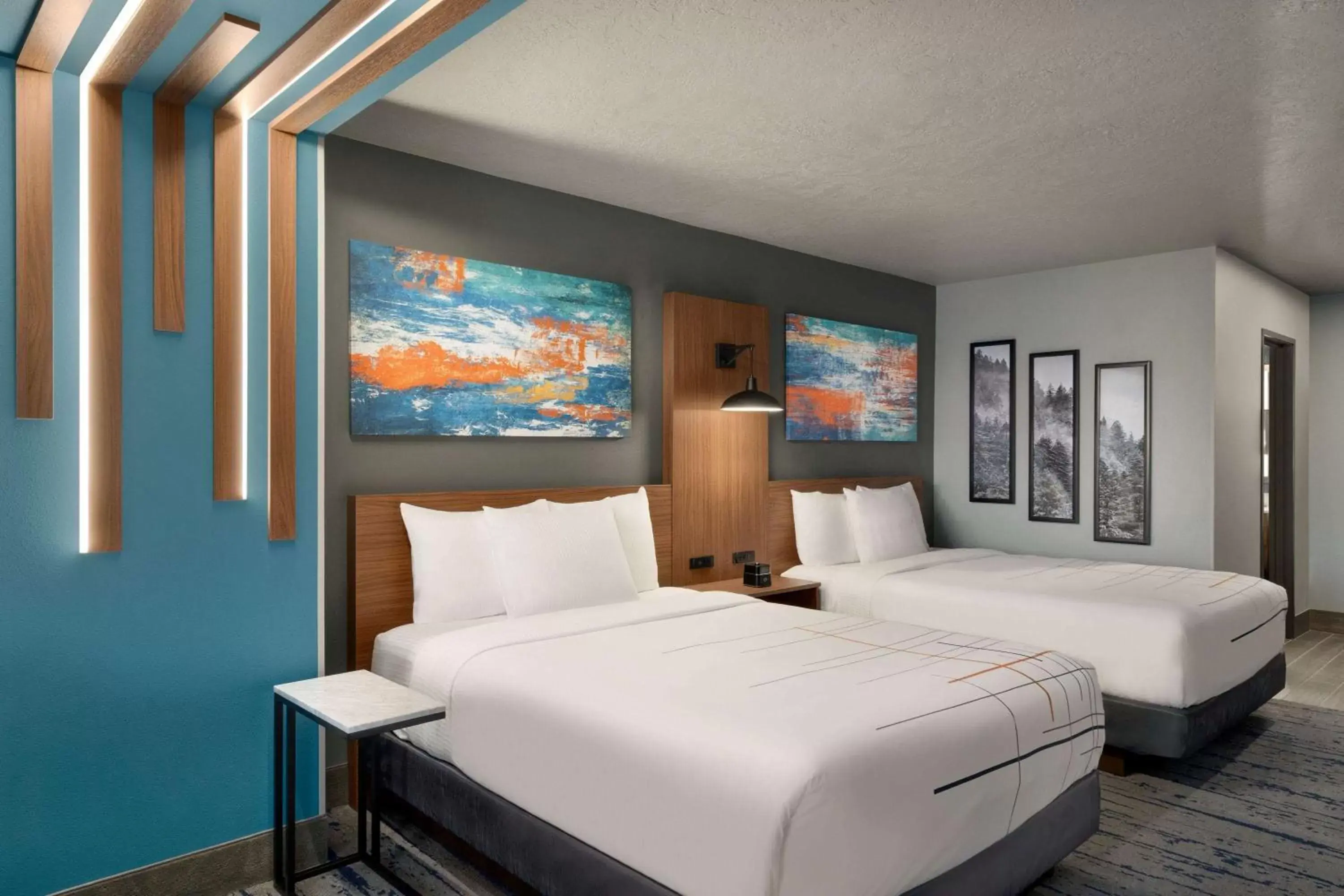 Bed in La Quinta Inn & Suites by Wyndham Springfield