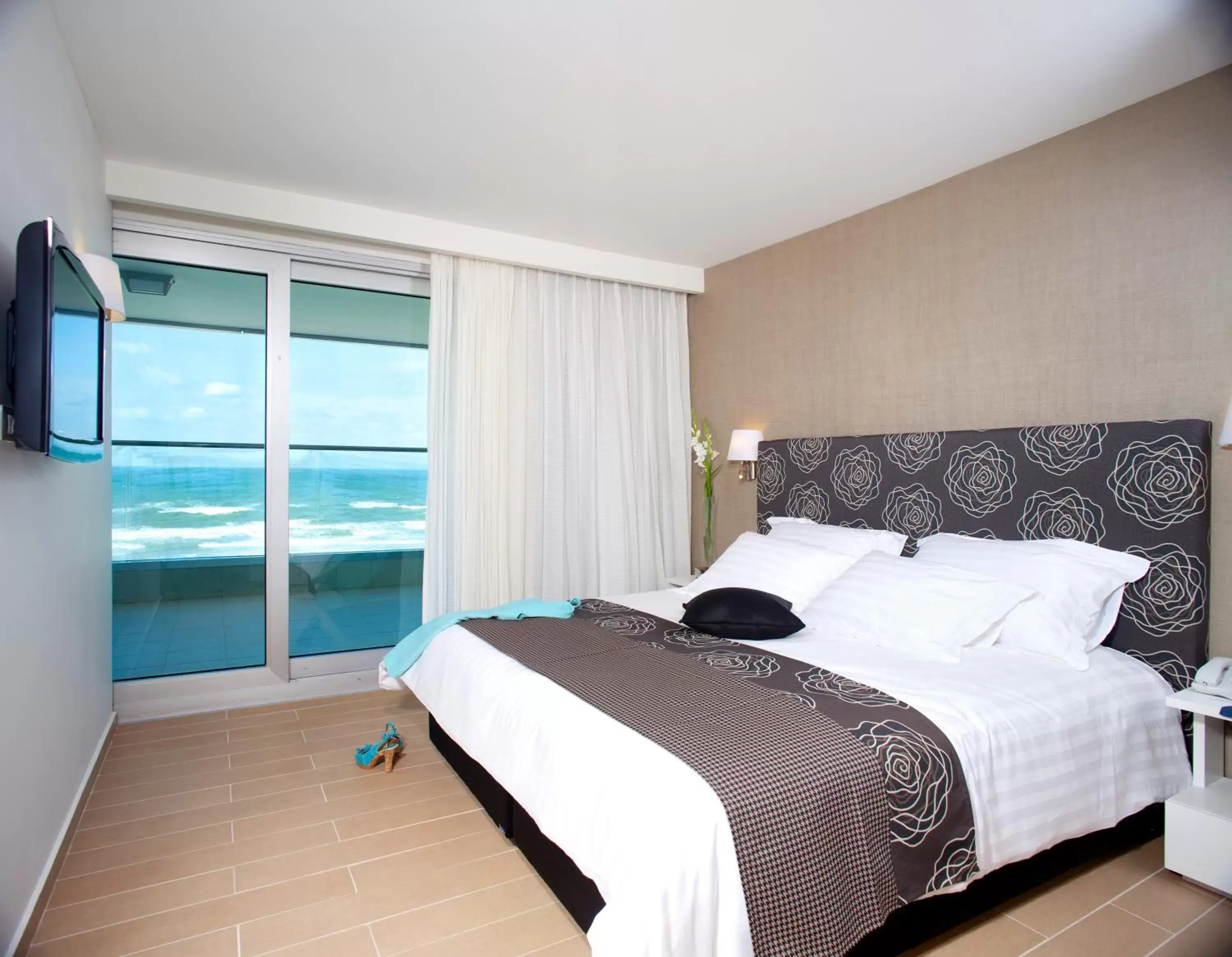 Bedroom, Bed in West All Suites Hotel Ashdod