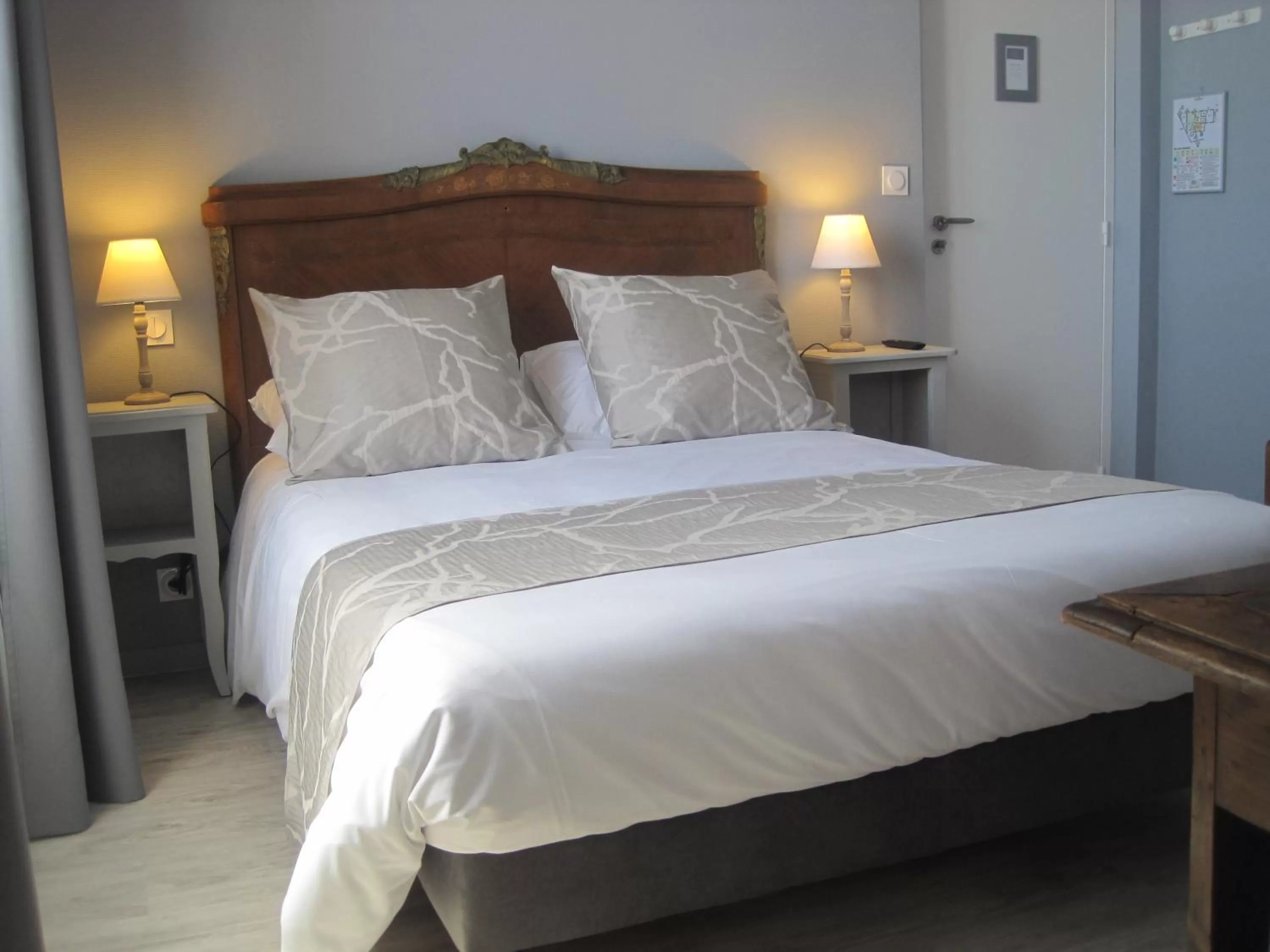 Photo of the whole room, Bed in Hôtel des Marais Salants