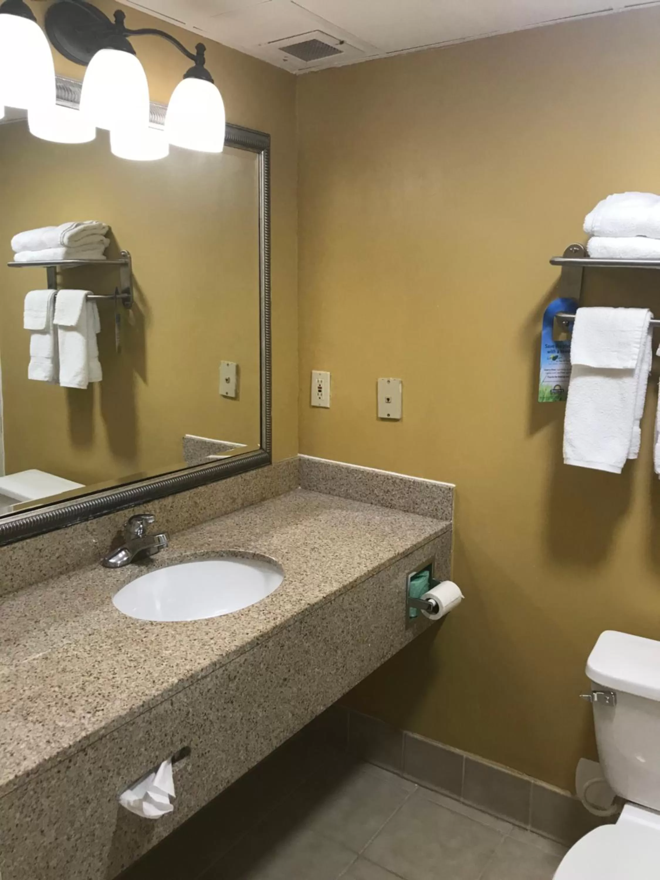 Bedroom in Days Inn & Suites by Wyndham Tucker/Northlake