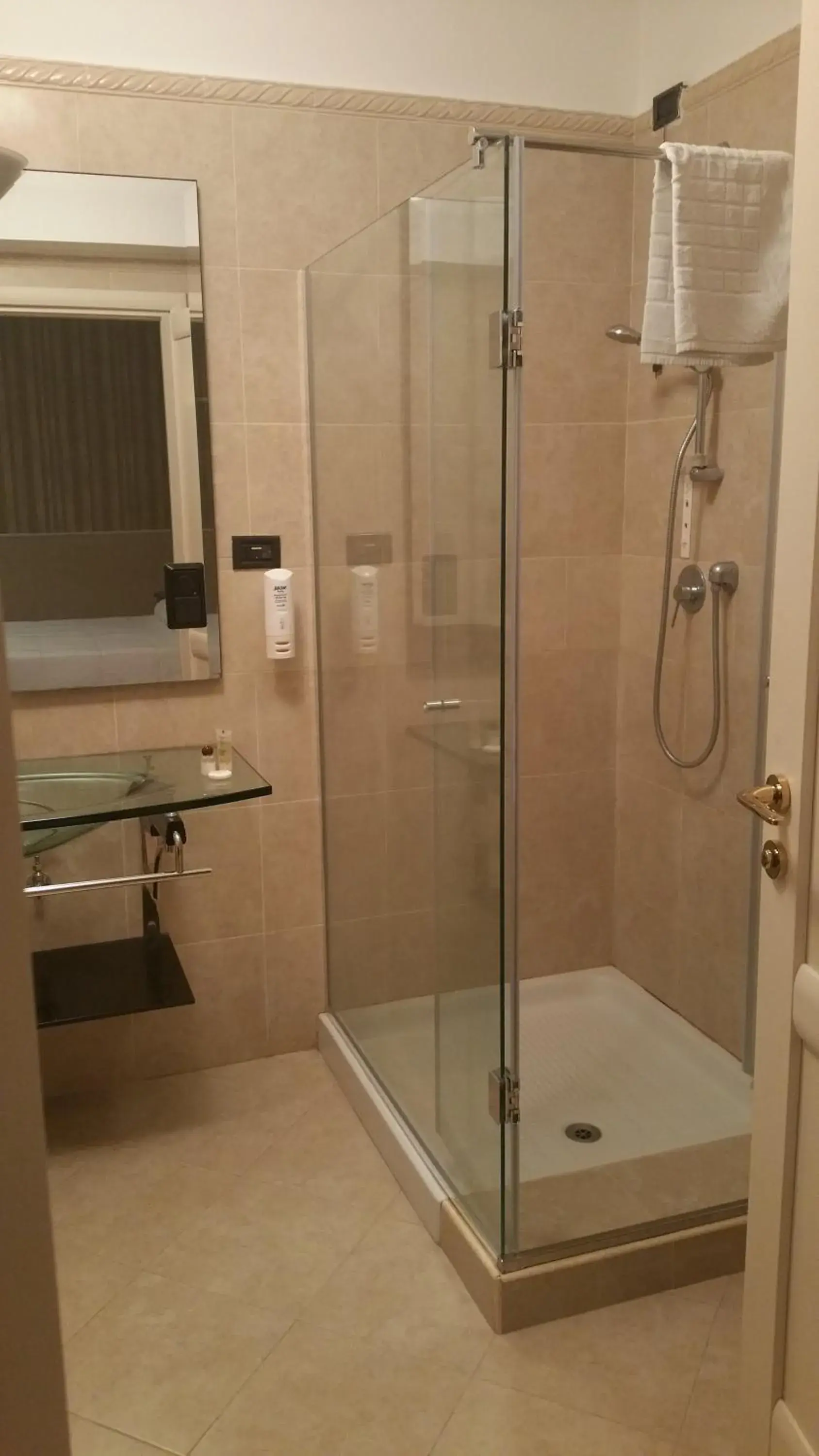 Shower, Bathroom in Green Park Hotel