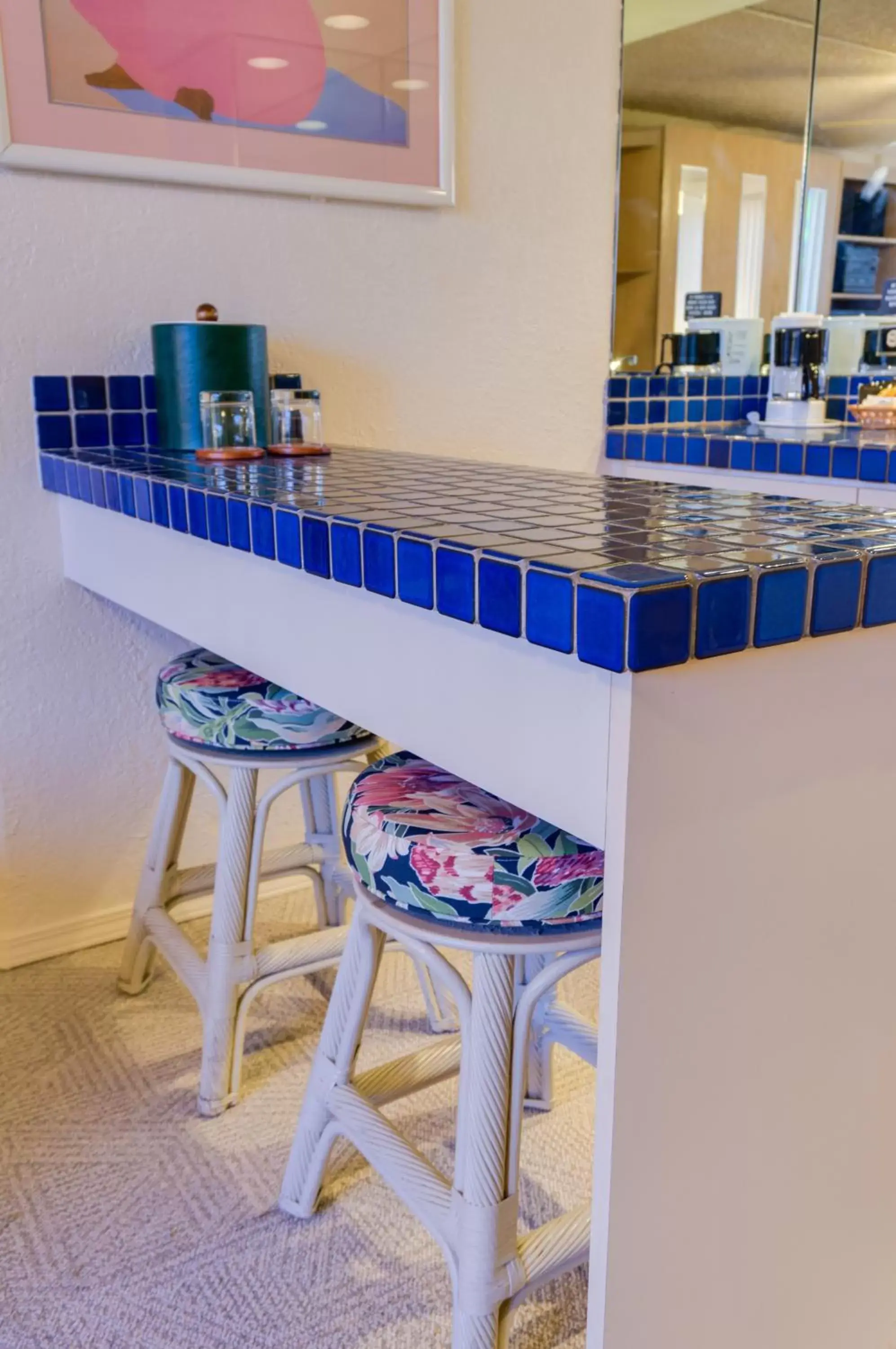 Dining area, Kitchen/Kitchenette in Kuhio Banyan Hotel (with Kitchenettes)