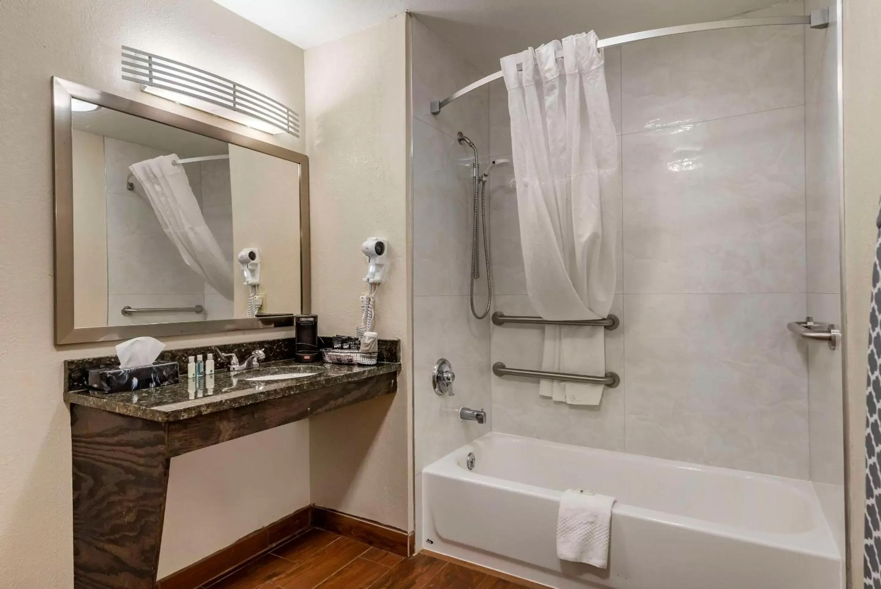 Bedroom, Bathroom in Quality Inn Conyers I-20