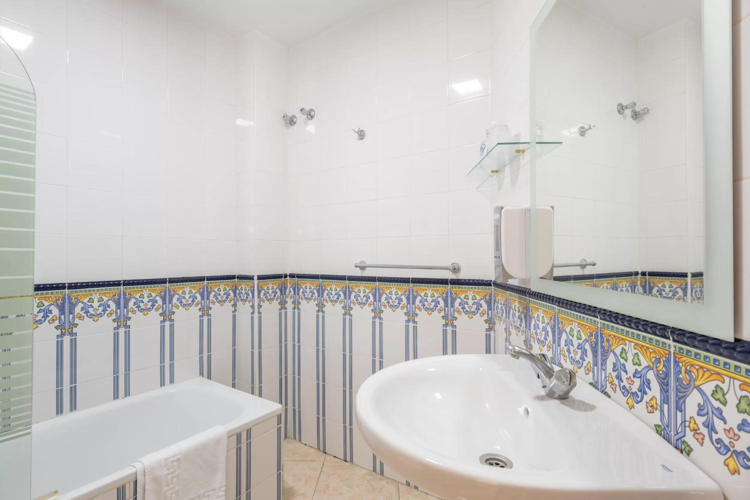 Bathroom in Apartahotel Playamaro by Dorobe