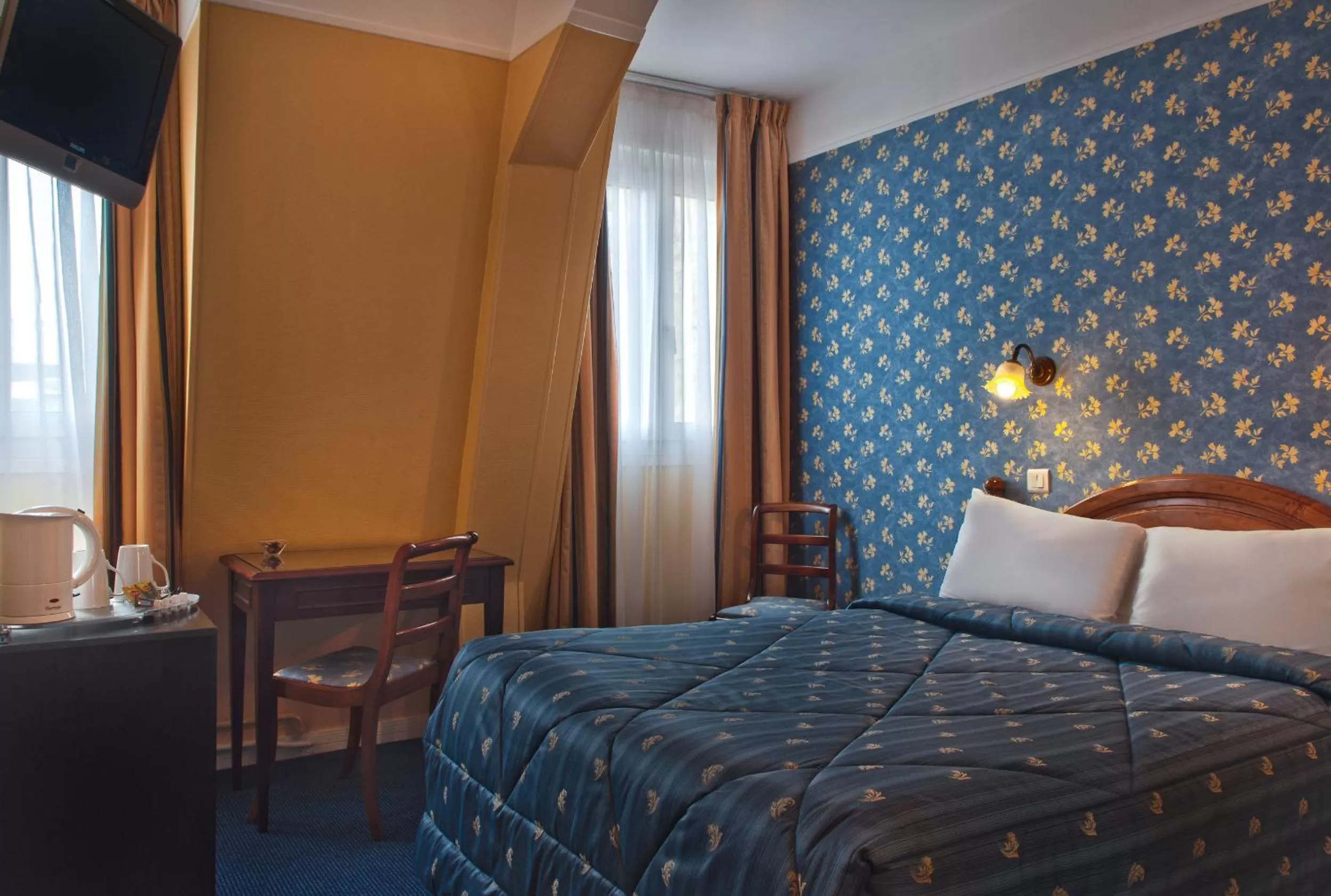 Photo of the whole room, Bed in Abaca Messidor by Happyculture