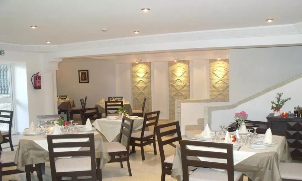 Restaurant/places to eat in Castilia suites