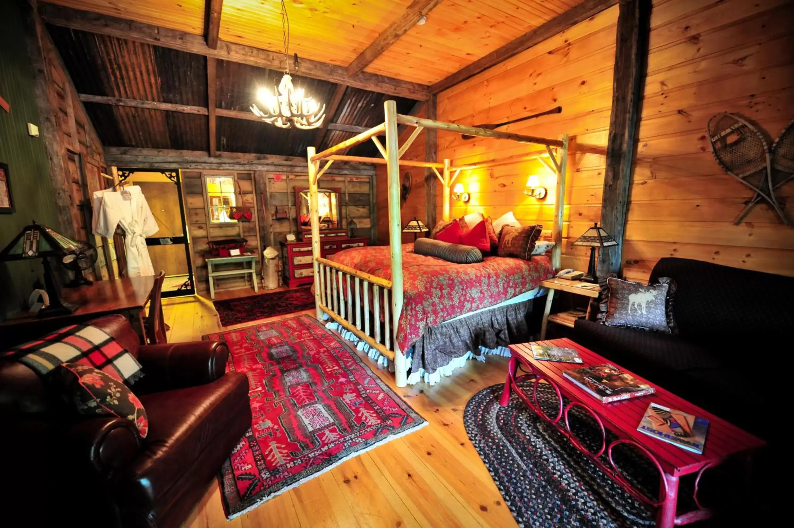 Bed, Seating Area in The Common Man Inn, Spa & Lodge
